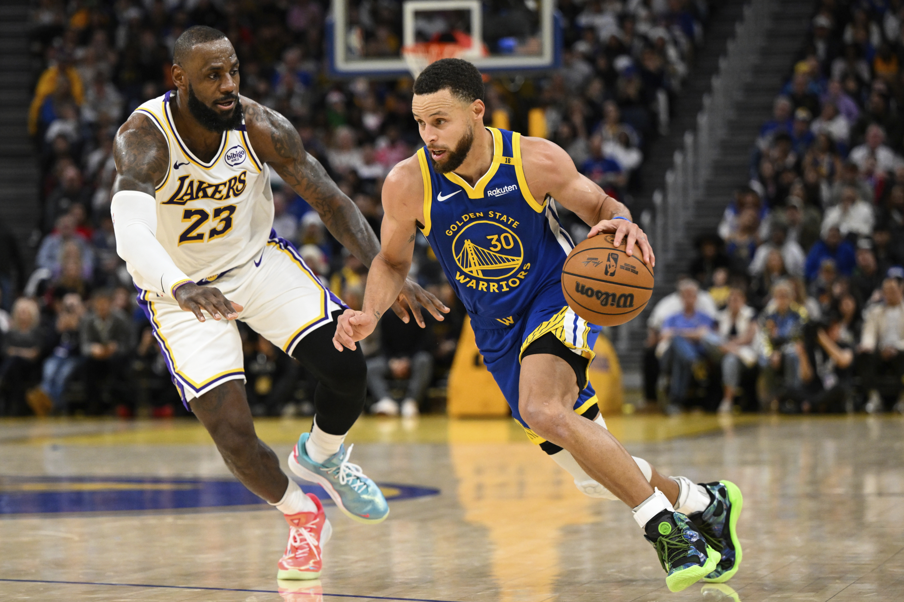 Los Warriors tientan a LeBron James, que está a un paso de quedar libre de los Lakers, con Anthony Davis