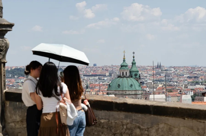 Unas turistas toman un selfie en un día soleado.