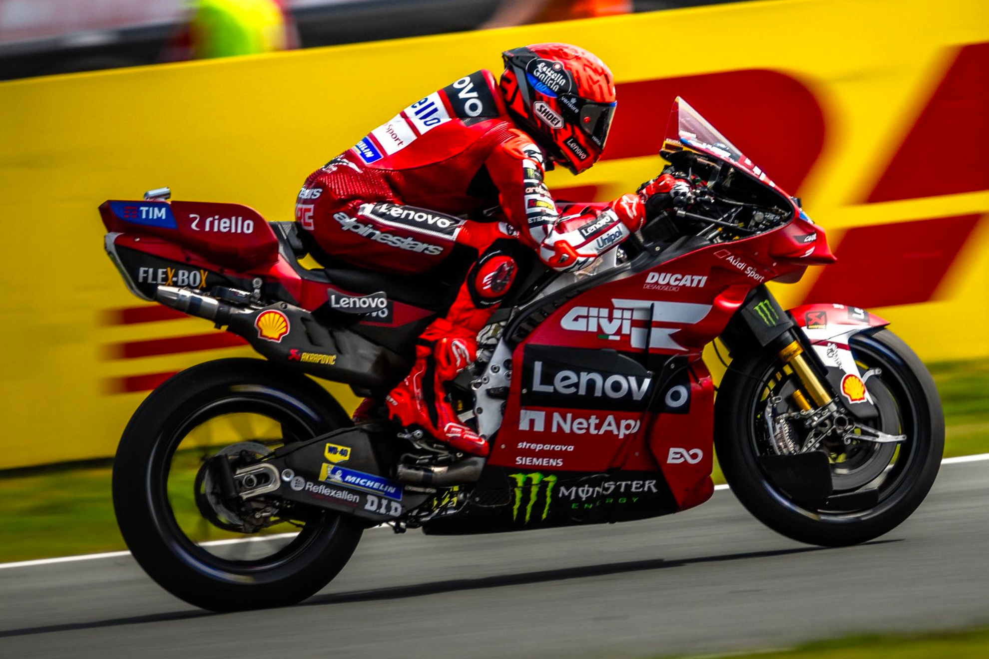 Marc Márquez, al volante de la Ducati Desmosedici GP26, en Assen.