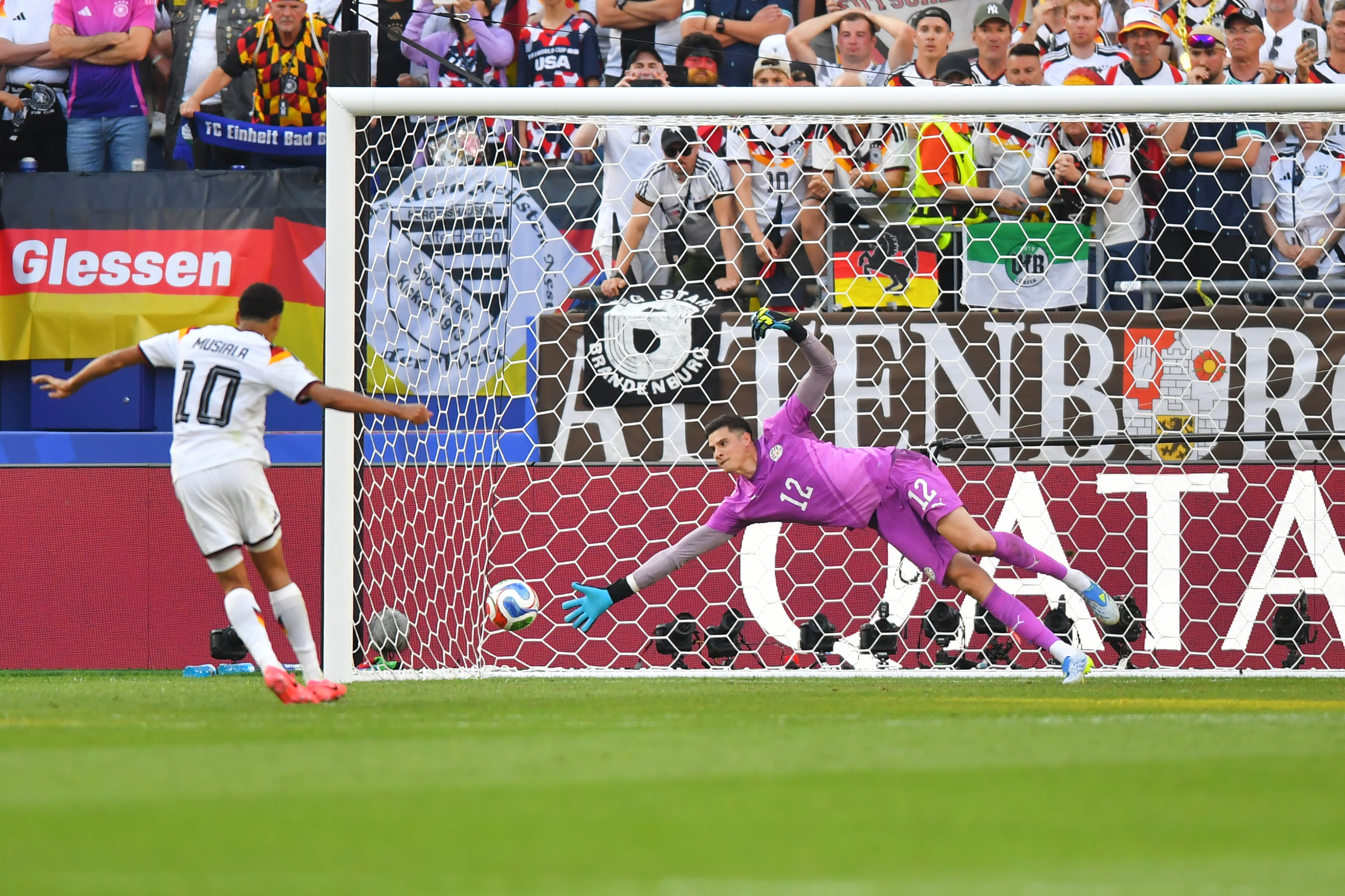 Orlando Gill en la tanda de penaltis ante Alemania