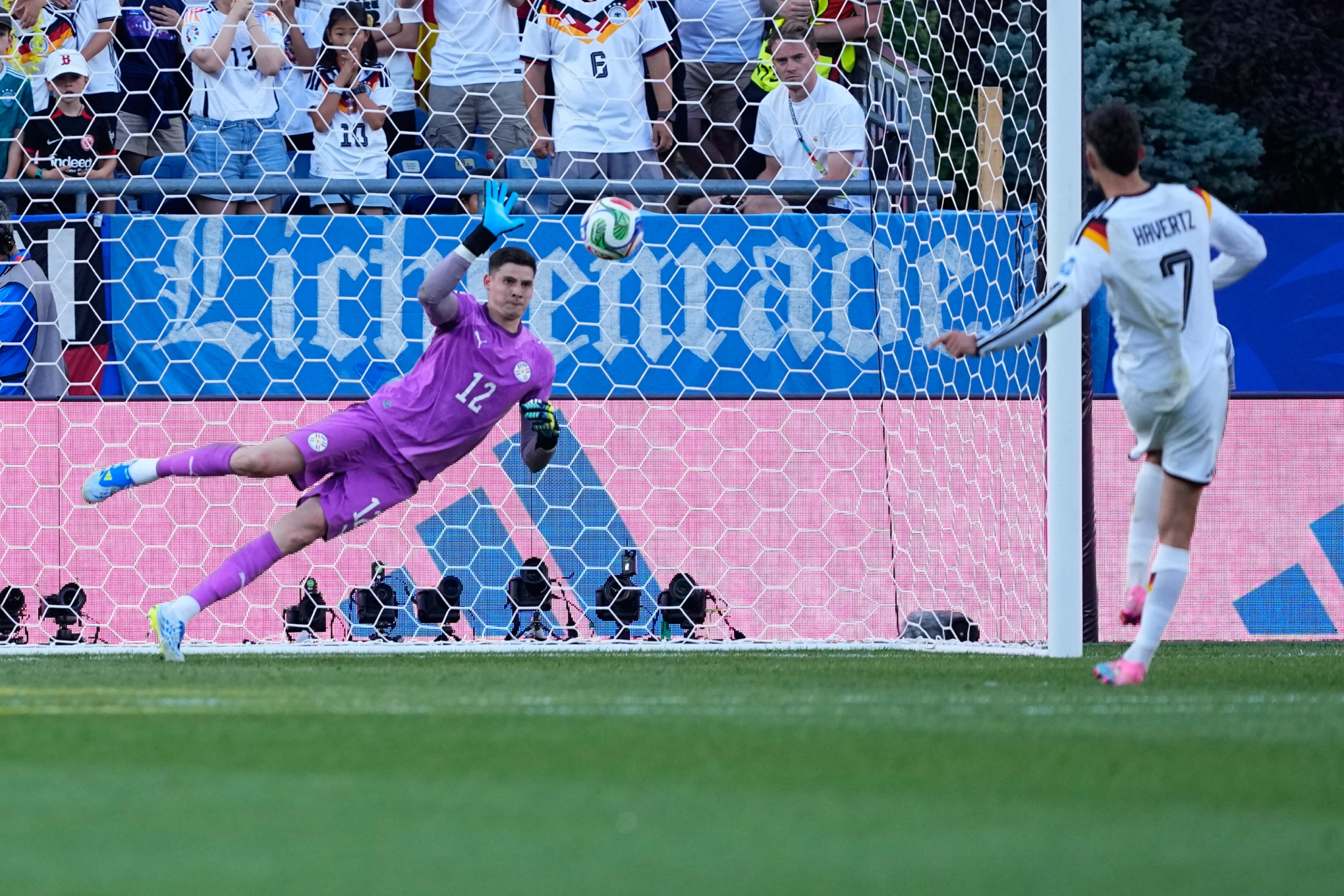 Orlando Gill parando el penalti a Havertz