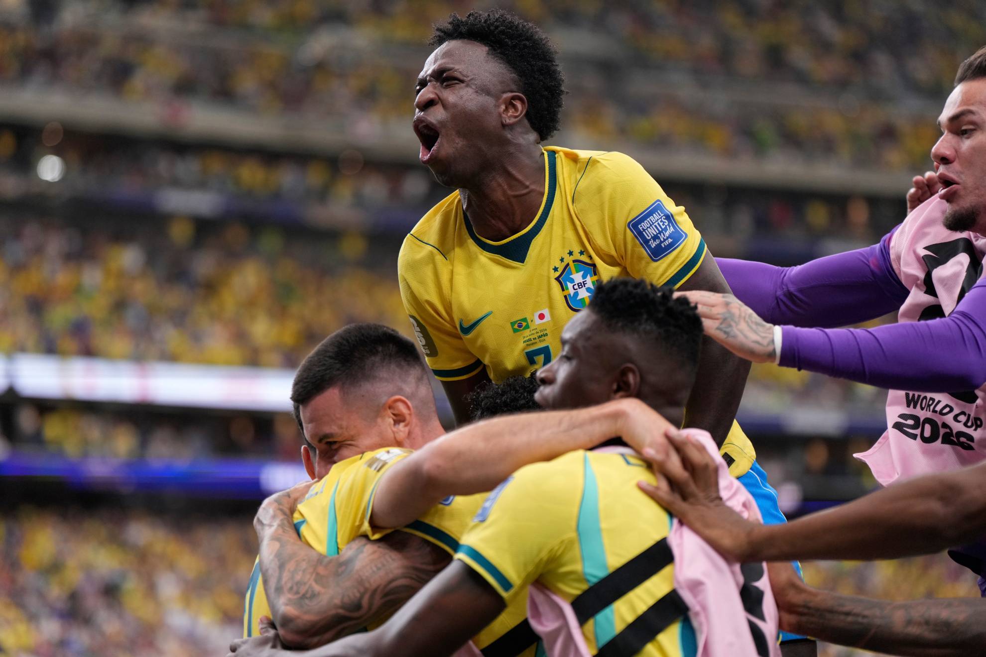 Vinicius celebra con sus compañeros el gol que clasifica a Brasil a los octavos.