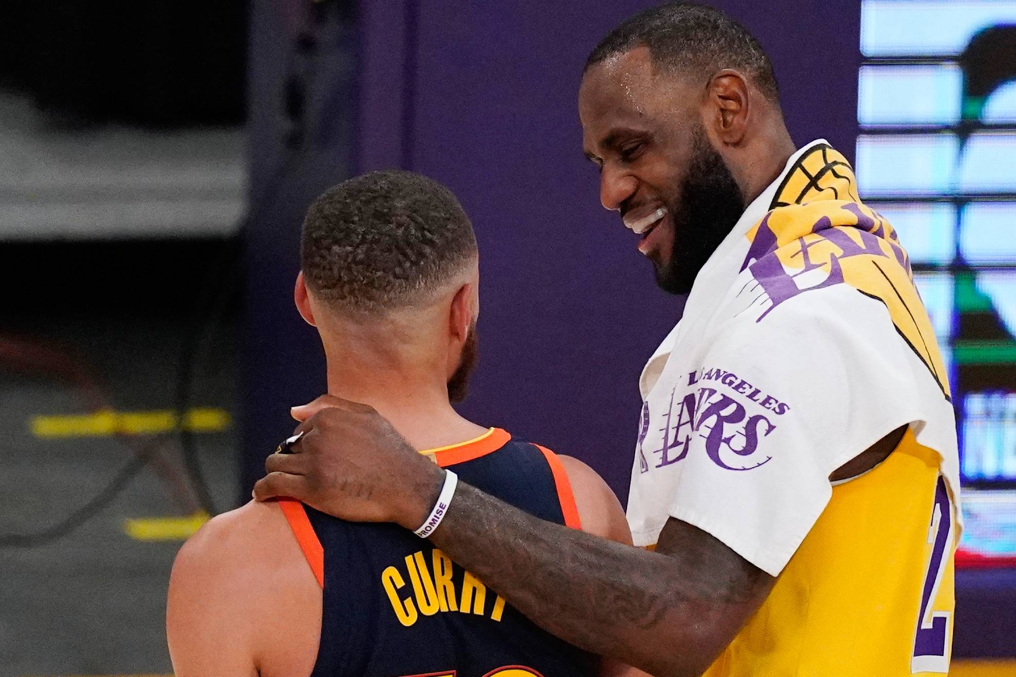 El 'efecto Draymond Green' acerca a LeBron James a unos Warriors que mientras hace de oro a Porzingis