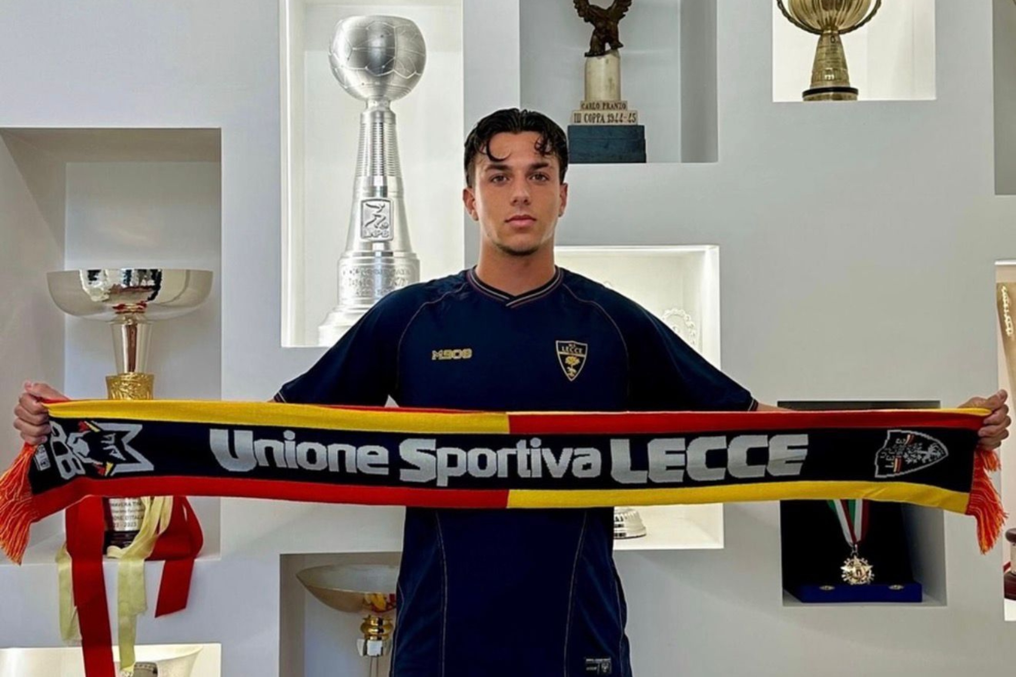 Paco Esteban en su presentación como jugador del Lecce.