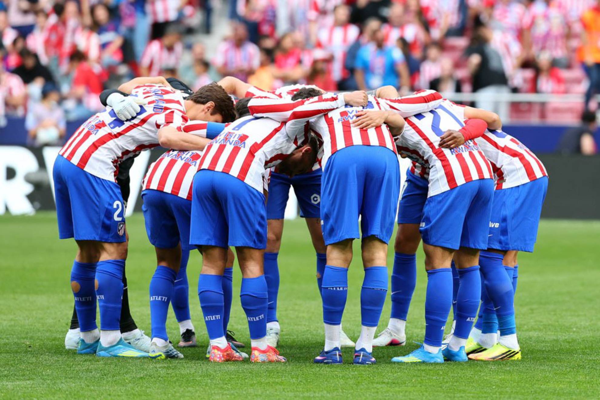 Los jugadores del Atlético en una piña.