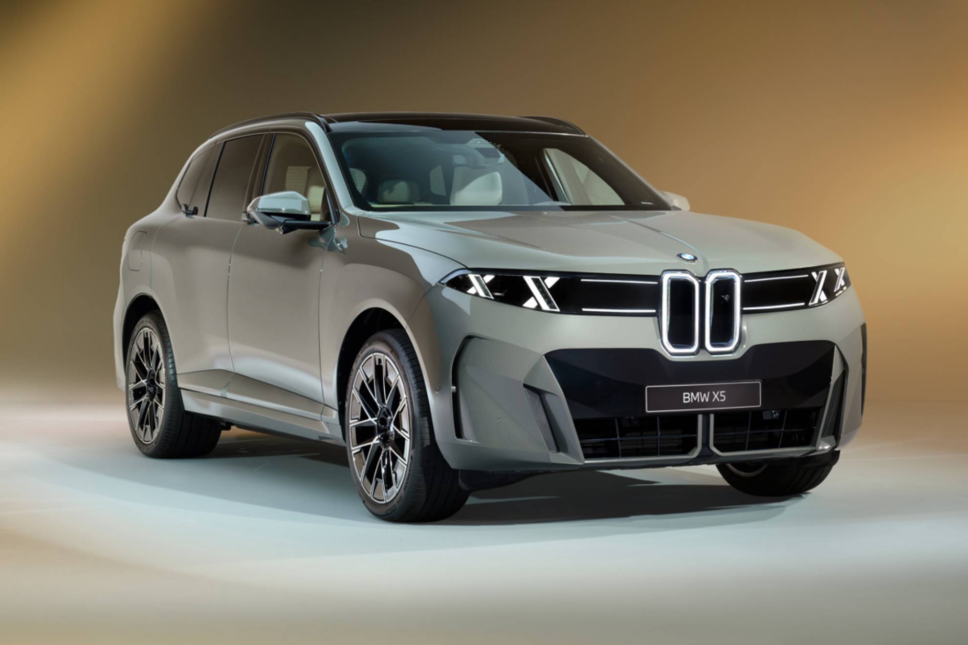 El nuevo X5 se distingue de su antecesor a primera vista por las luces en forma de X y la parrilla iluminada.