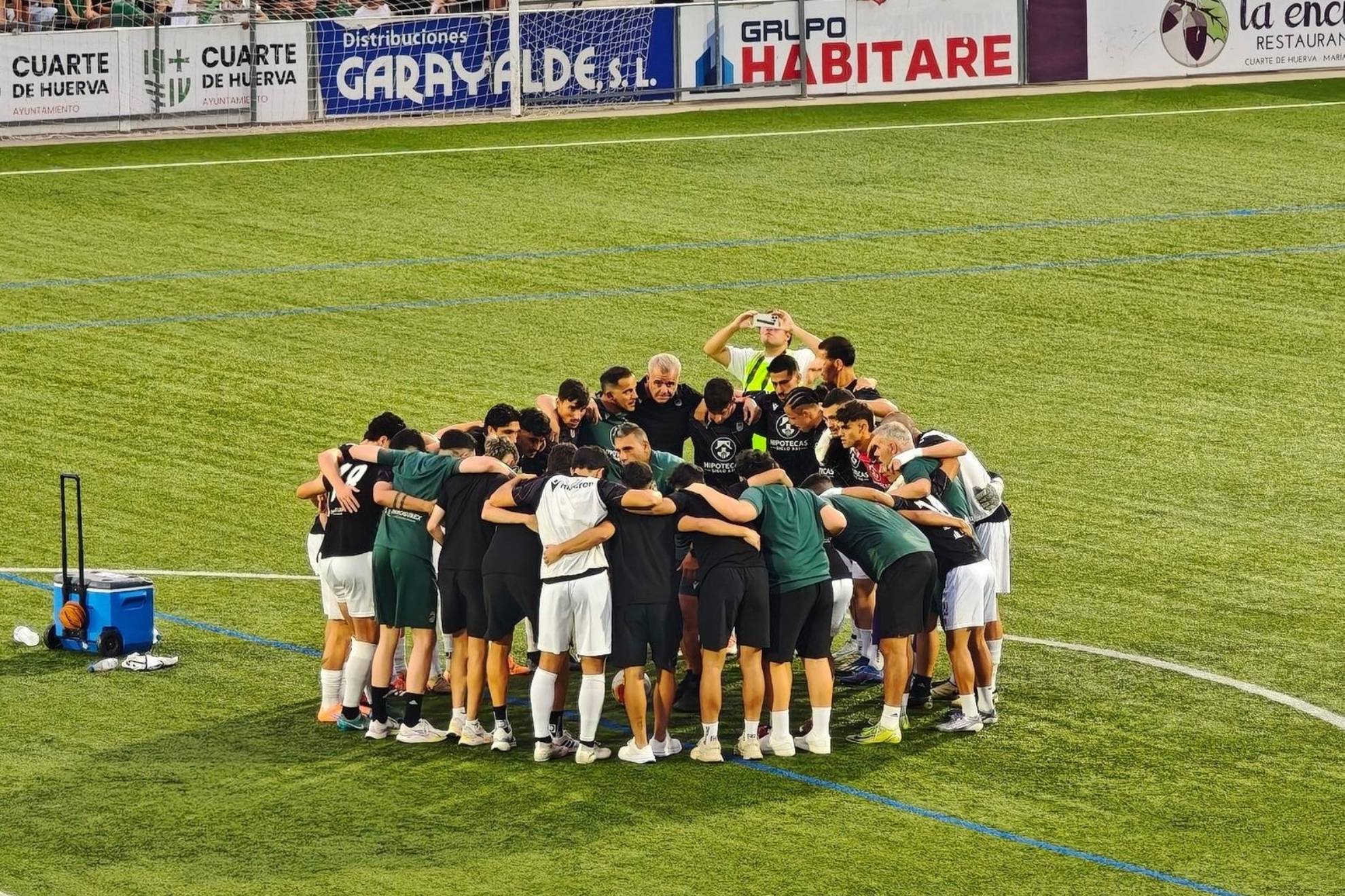 La plantilla del CD Badajoz haciendo una piña.