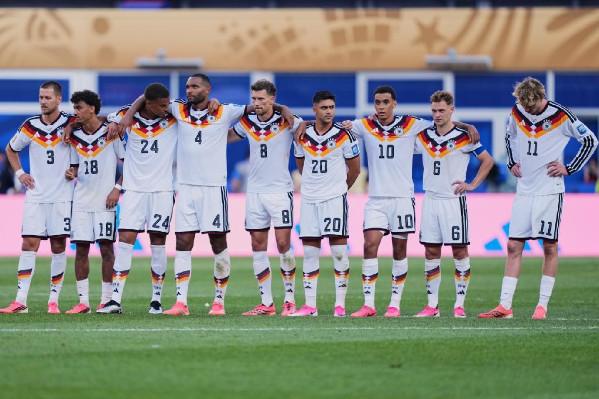Los jugadores de Alemania se abrazan durante la tanda de penaltis.