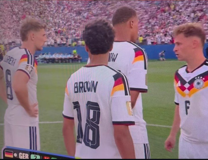 Kimmich habla con Goretzka durante la tanda de penaltis.