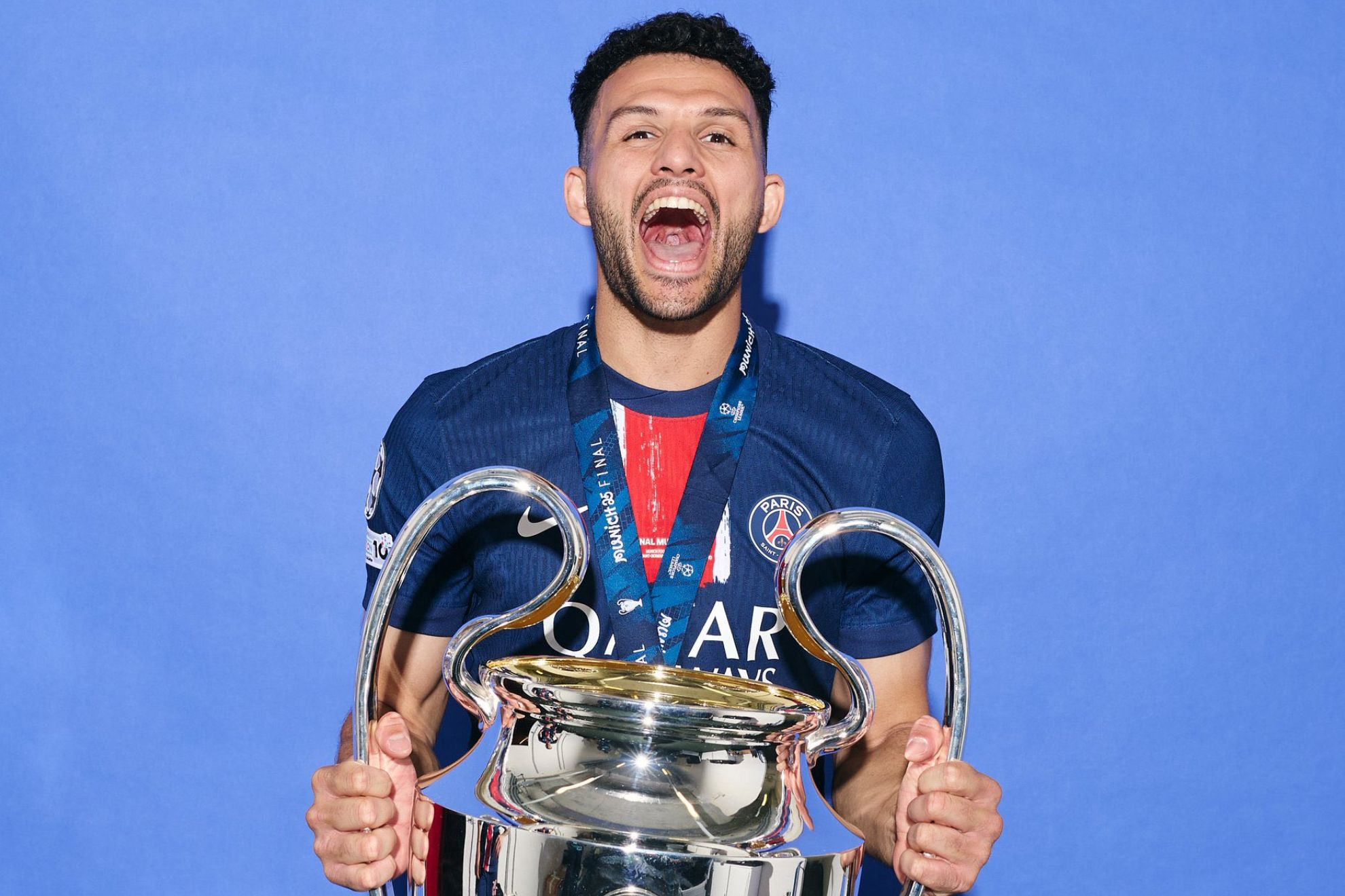 Gonçalo Ramos posa con la Champions PSG