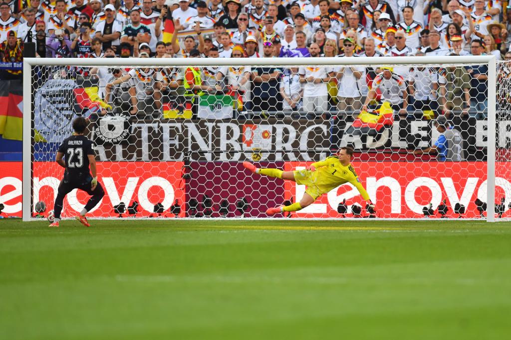El momento en el que Matías Galarza bate a Manuel Neuer.