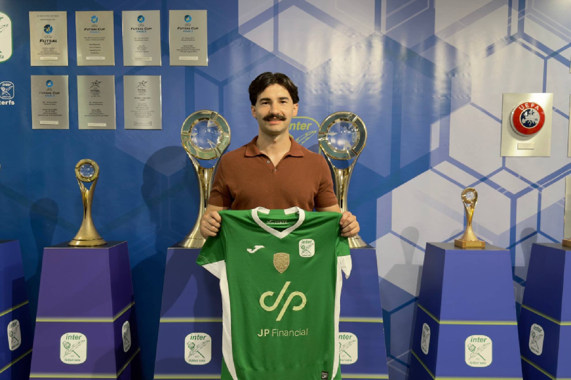 Jesús García del Pino, Gordillo, posa con la camiseta del Inter JP Financial INTER JP FINANCIAL