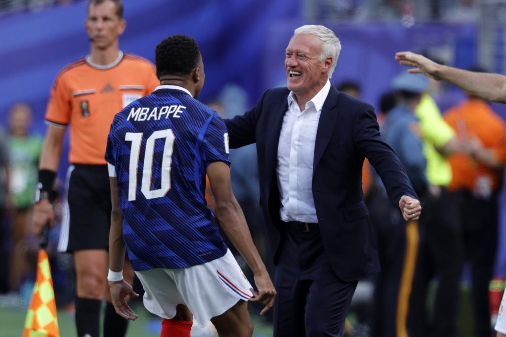 Mbappé, celebrando su gol junto a Deschamps.