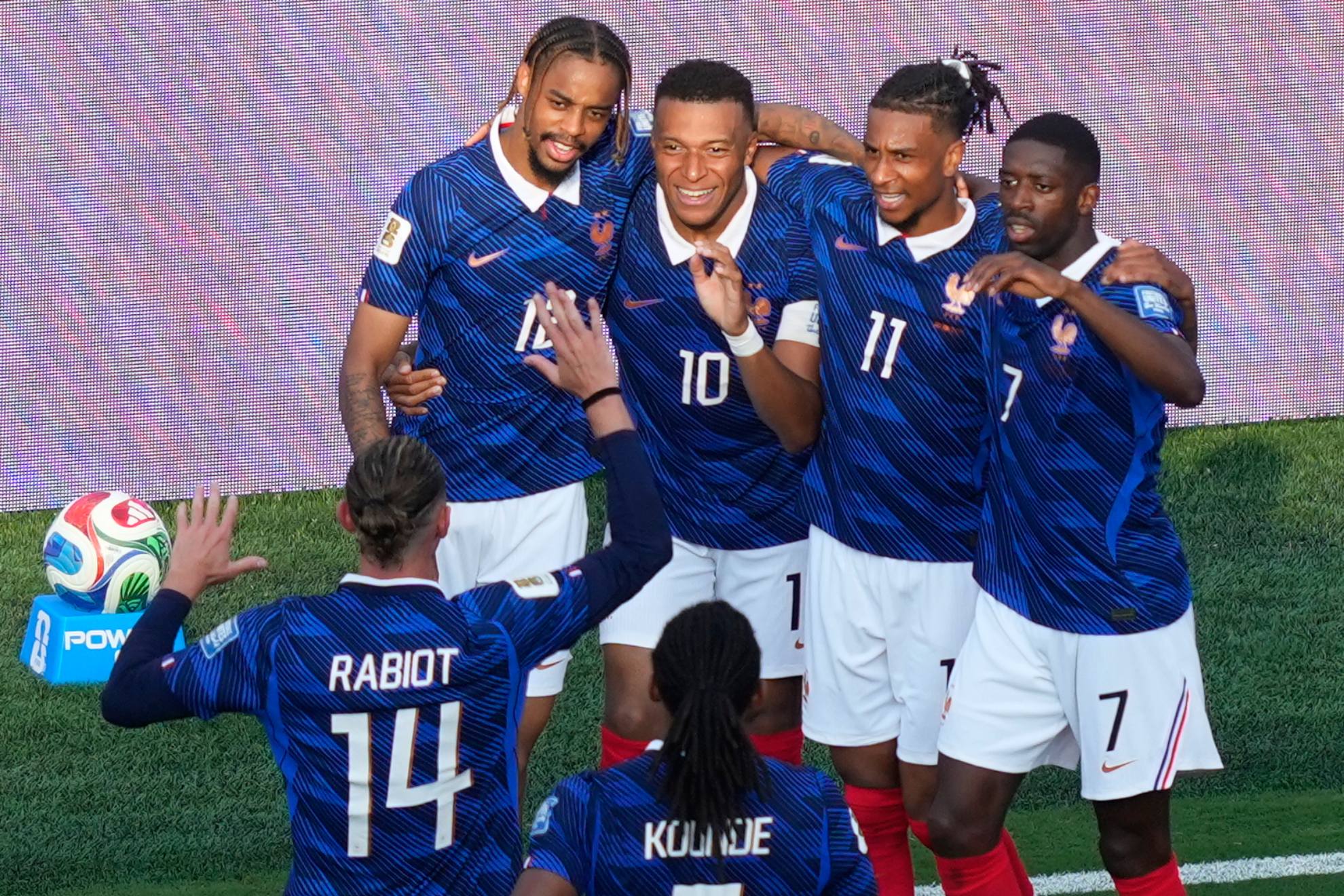 Los jugadores de Francia celebran un gol ante Suecia.
