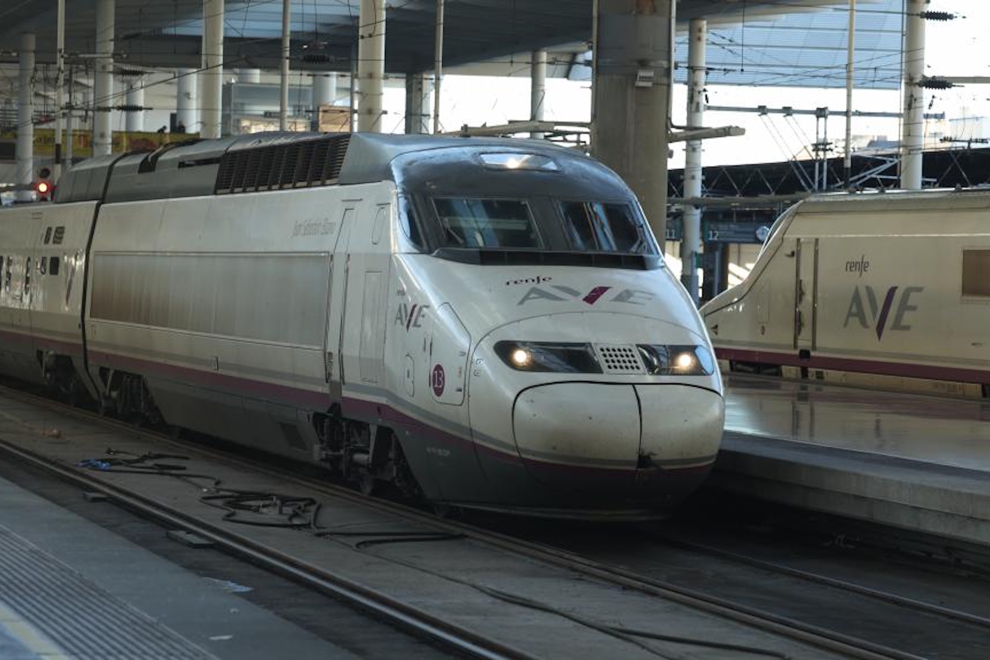 Dos trenes AVE en la estación de Atocha en Madrid. EFE