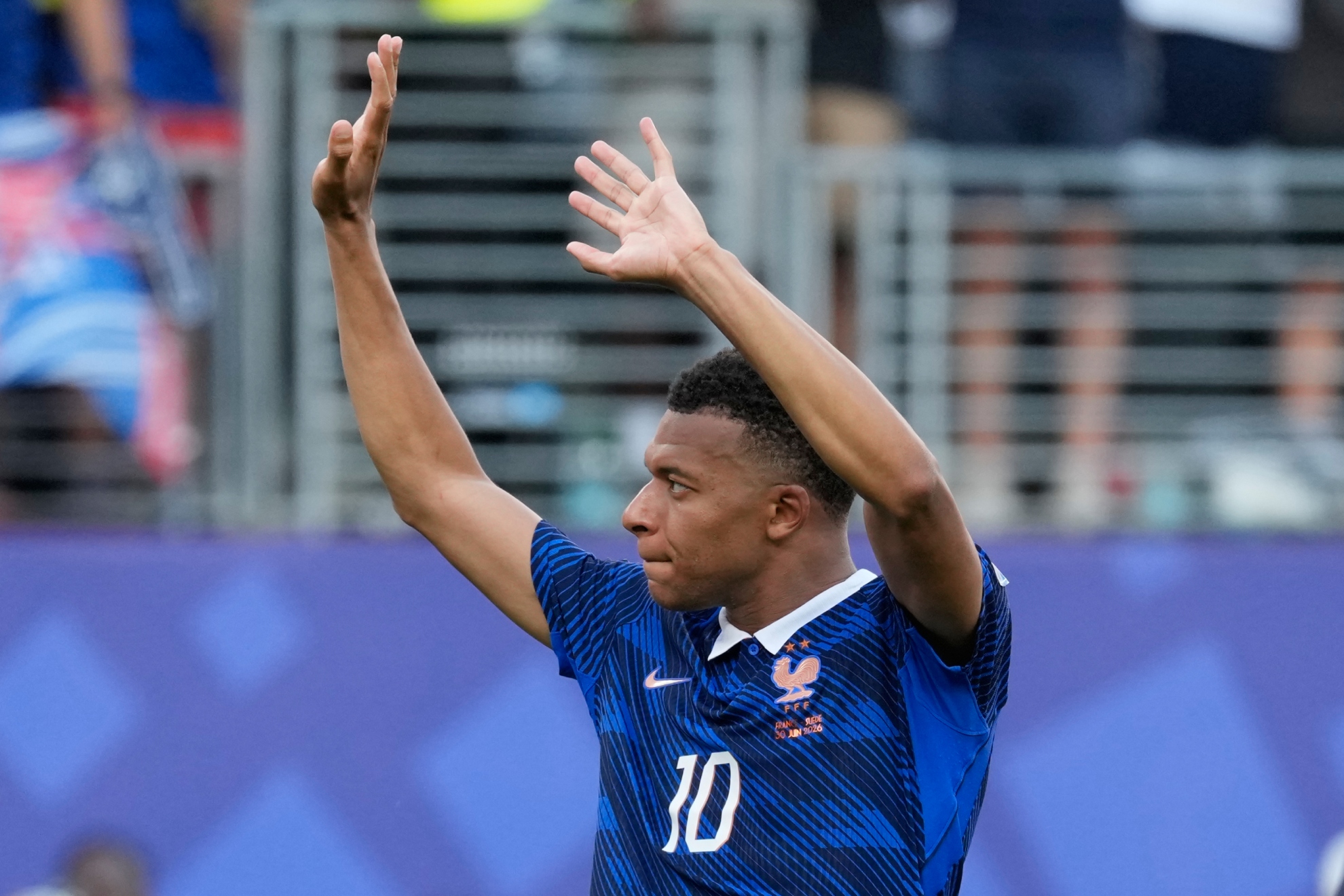 Mbappé saluda a los aficionados tras ser cambiado en el duelo ante Suecia.
