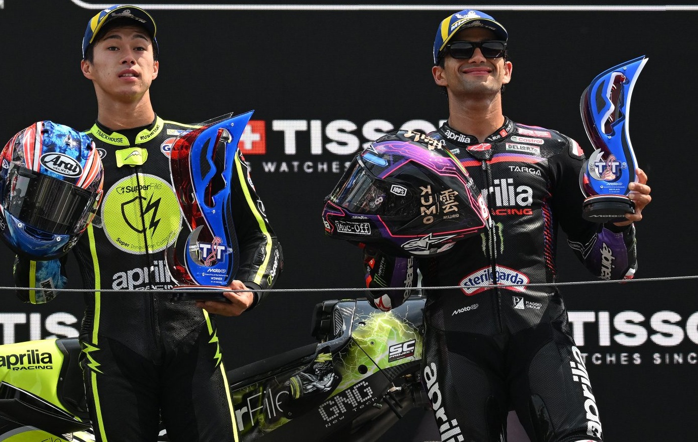 Ogura y Jorge Martín, en el podio de Assen.