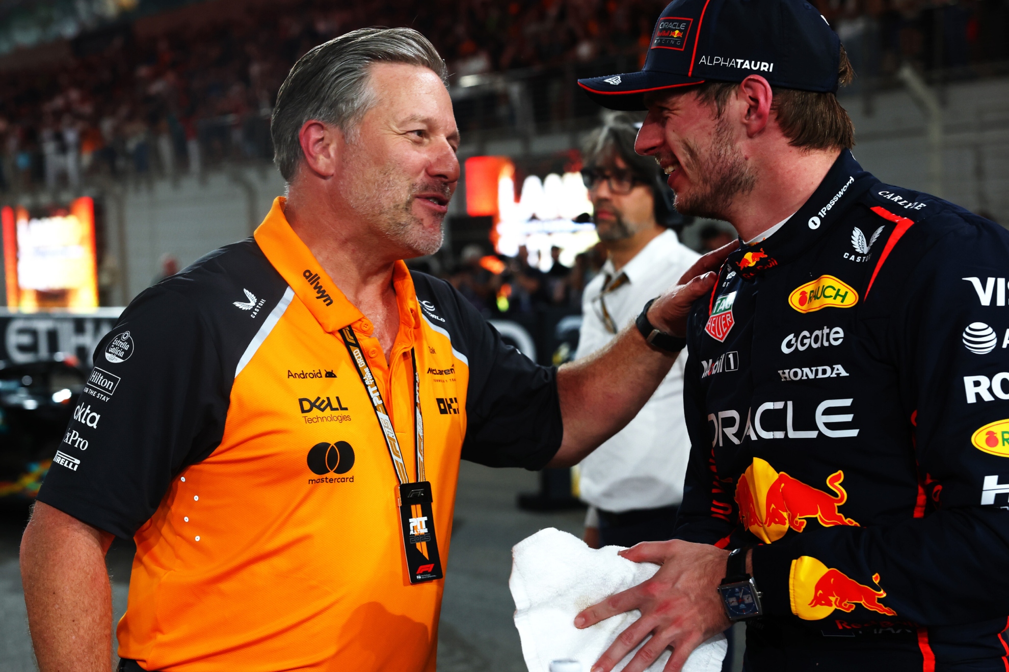 Zak Brown, CEO de McLaren, y Max Verstappen.