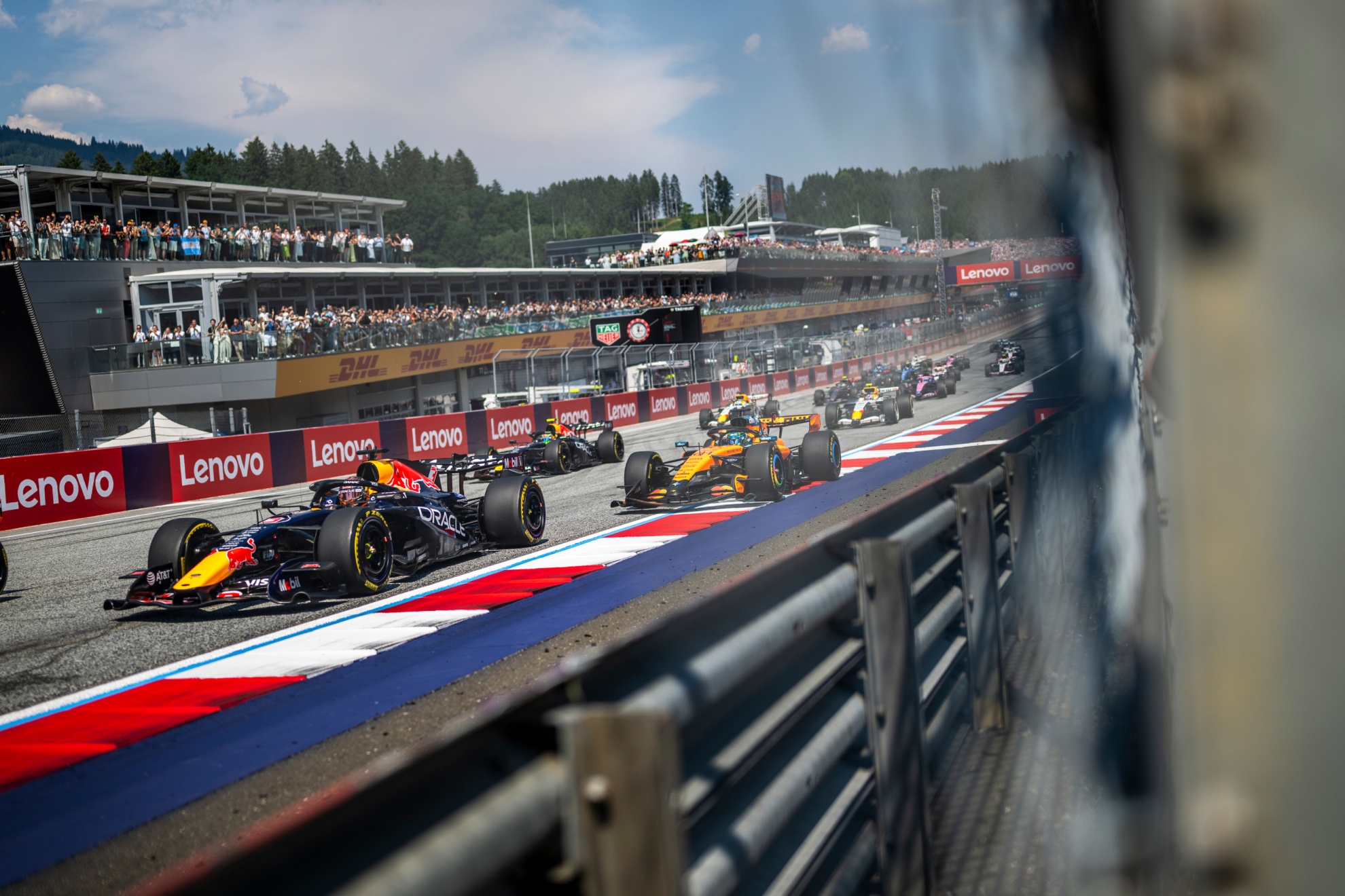 Verstappen, delante de Piastri, en Austria.