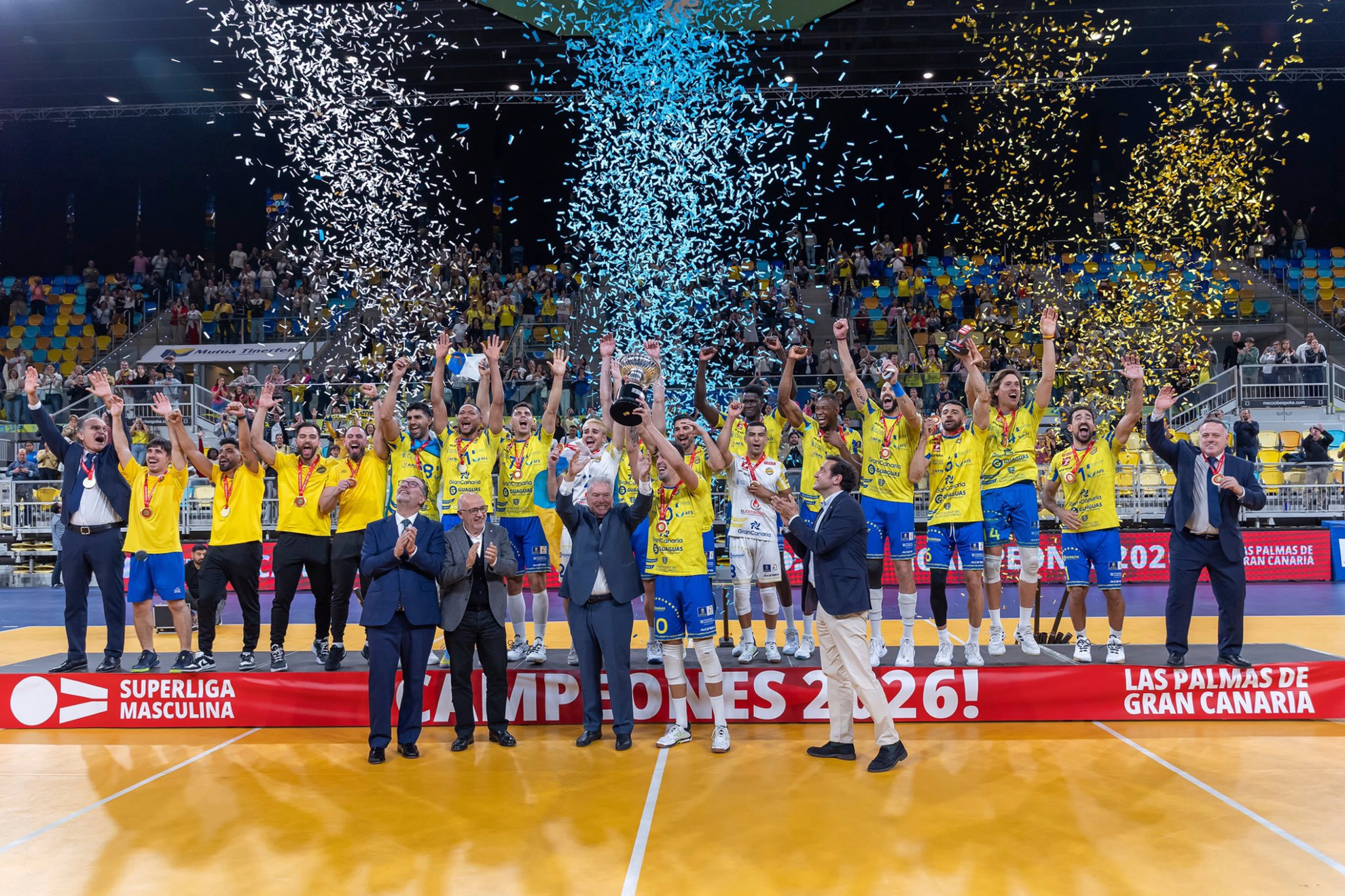 El Guaguas levanta el trofeo como campeón de la Superliga.