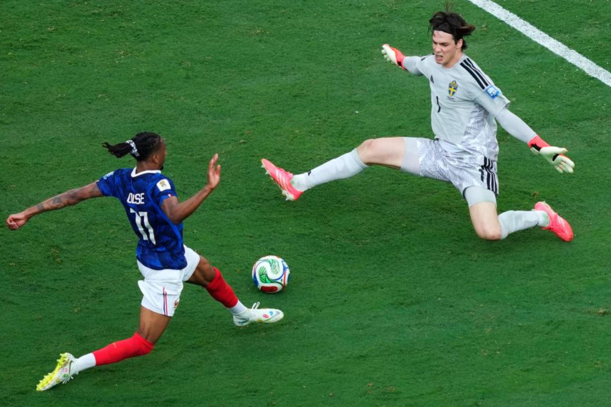 Olise dispuso de esta clara ocasión ante Suecia.