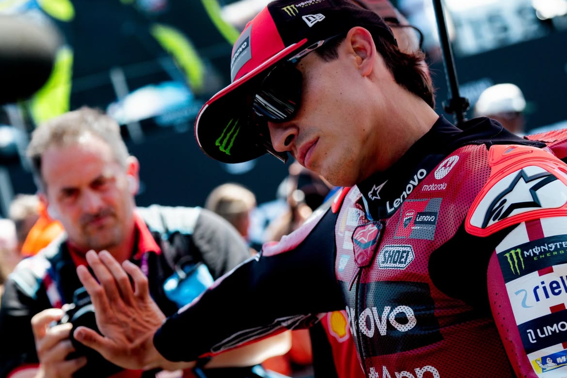 Marc Márquez estira su brazo, en Assen.