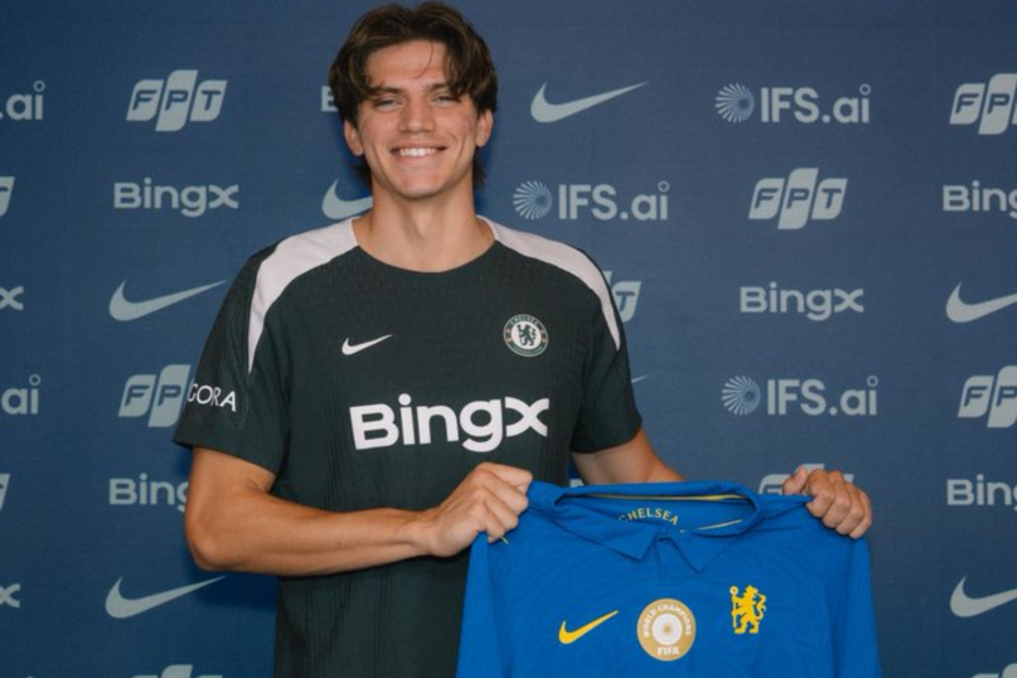 Marco Palestra posa con la camiseta del Chelsea.