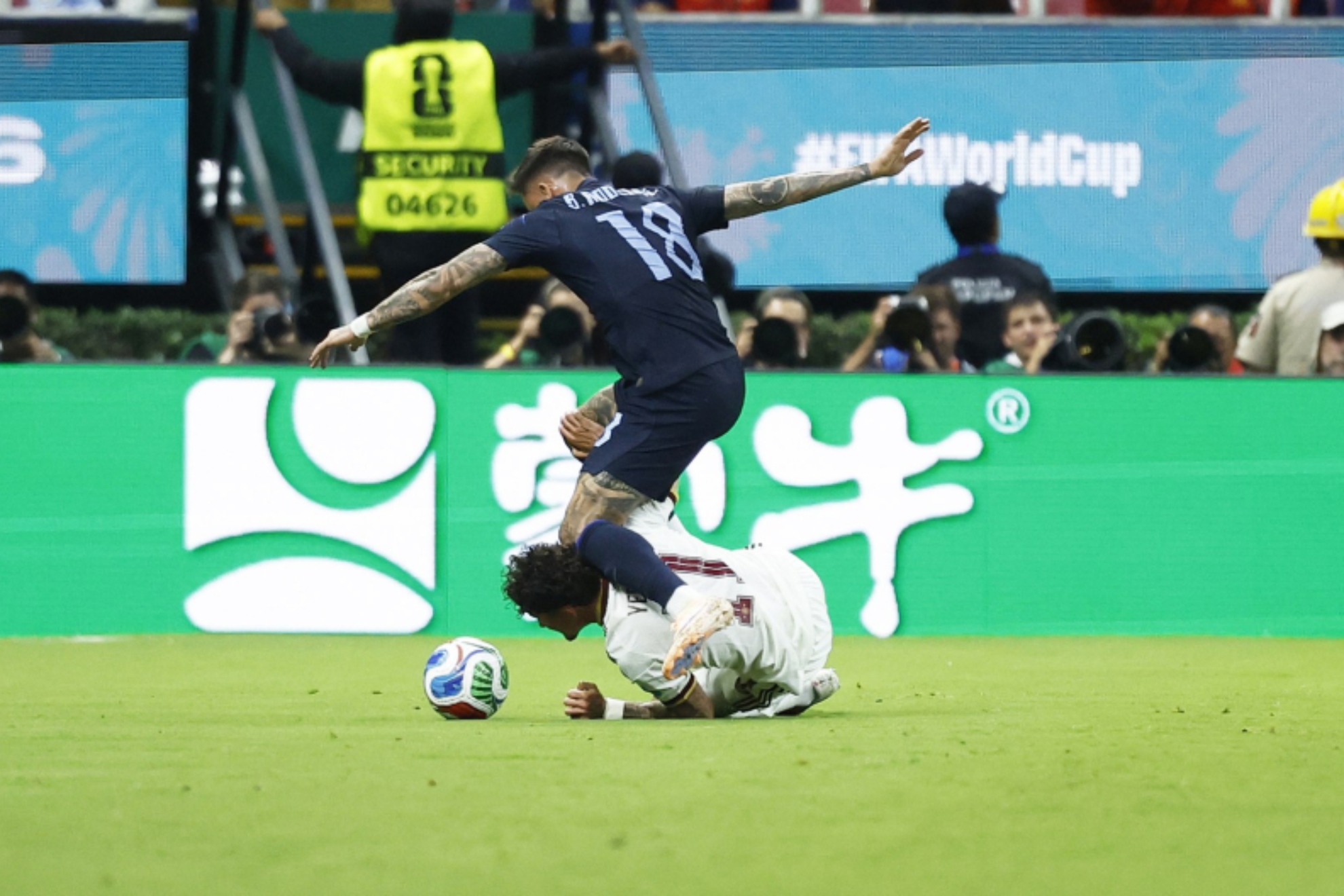 El momento de la lesión de Yeremy Pino tras la acción de Rodrigo Bentancur.