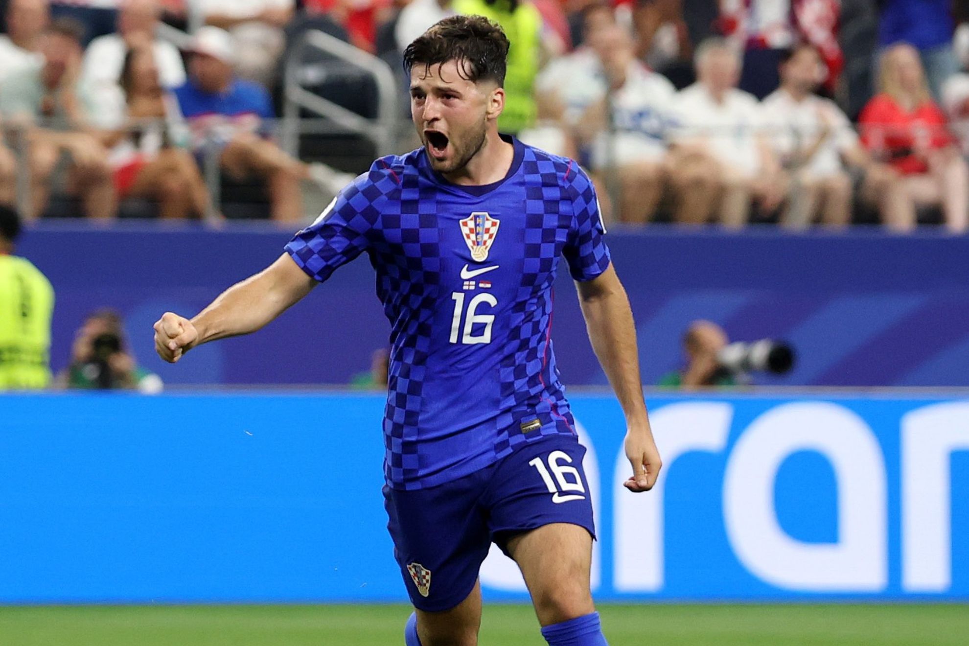 Martin Baturina celebra su gol contra Inglaterra