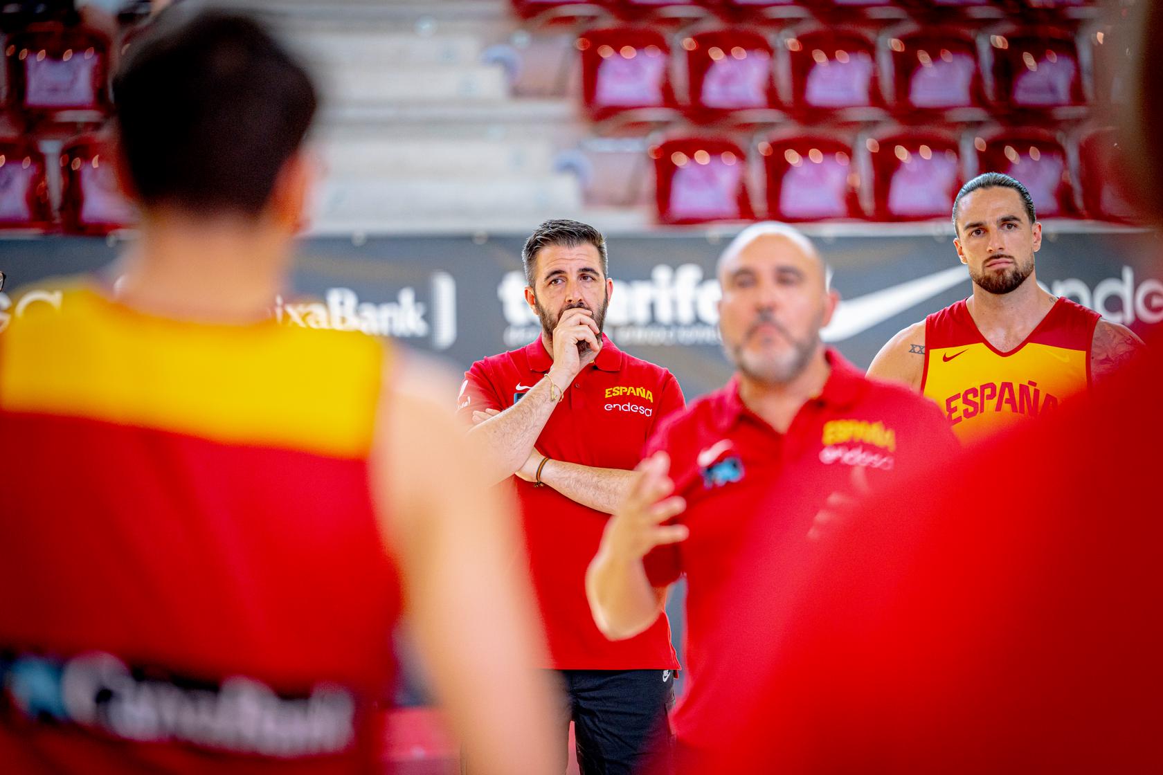 Chus Mateo da órdenes a sus jugadores bajo la mirada de Paco Redondo, que lo observa al fondo.