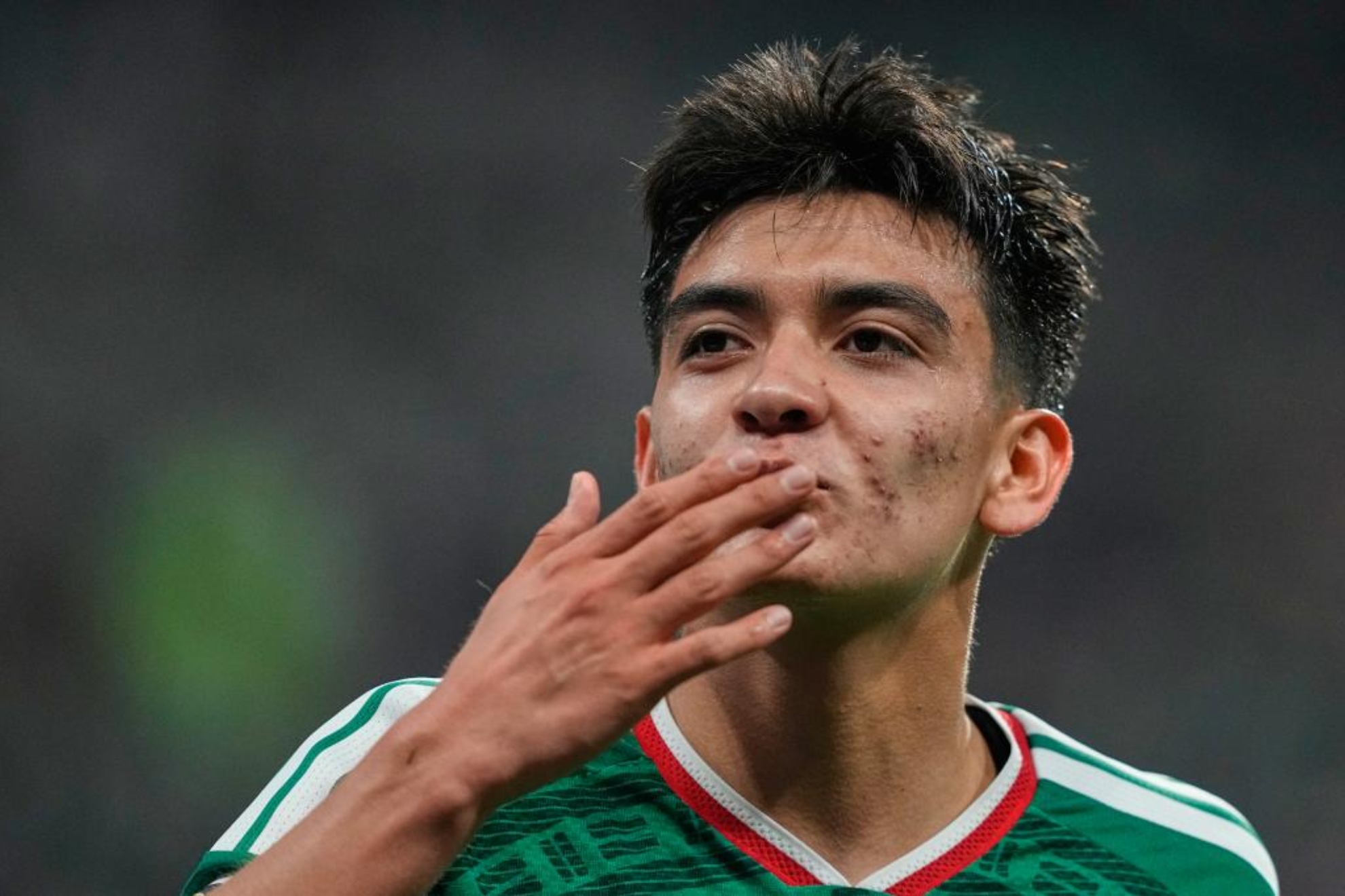 Gilberto Mora envía un beso a la grada tras ser sustituido ante Ecuador.