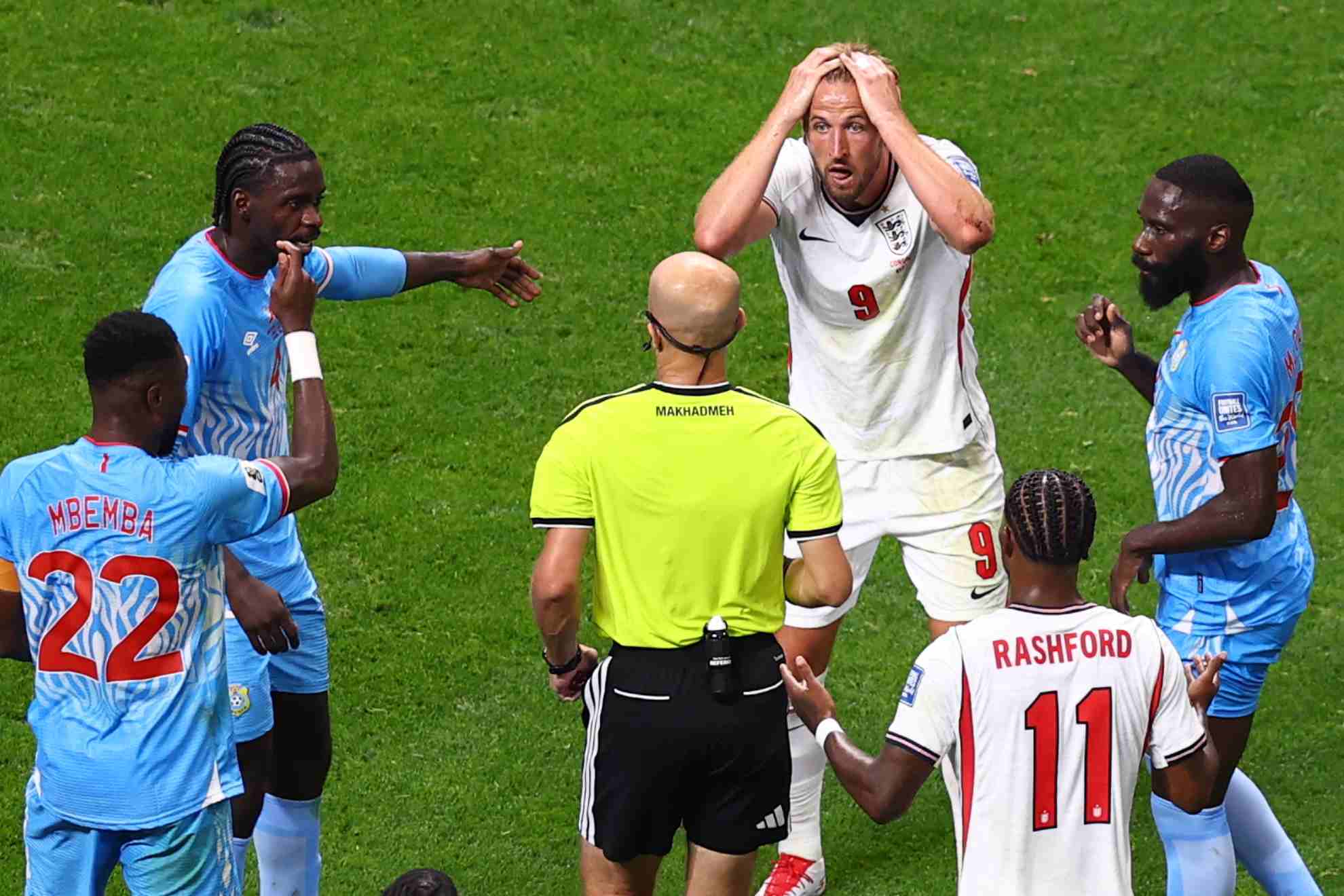 Harry Kane se lamenta tras no señalarle el penalti ante la RD del Congo