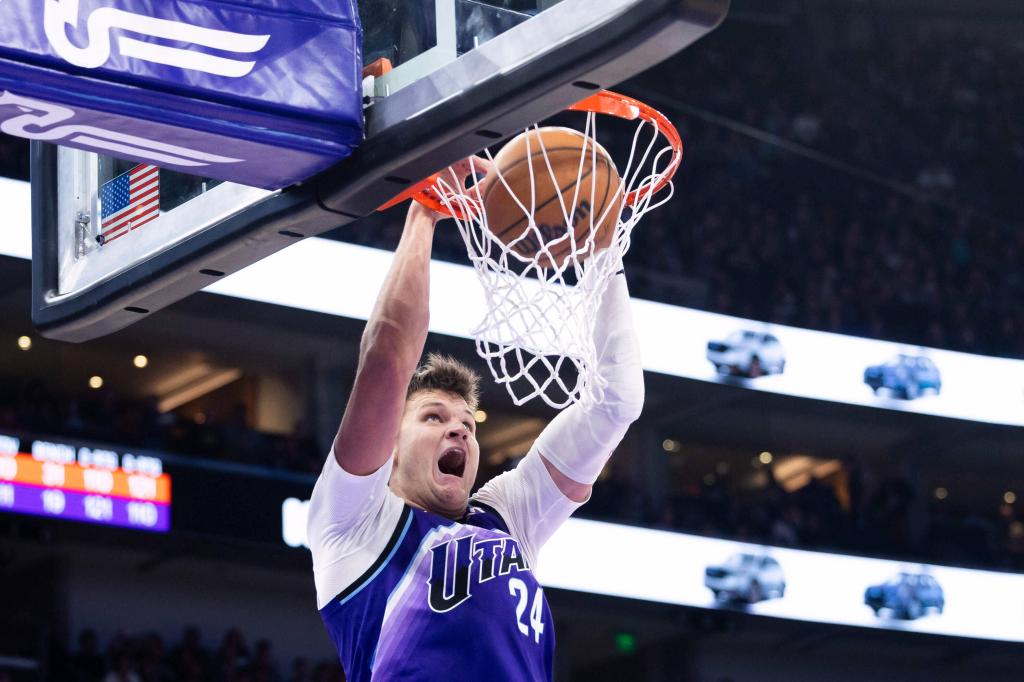 Walker Kessler machaca el aro durante un partido con los Utah Jazz.