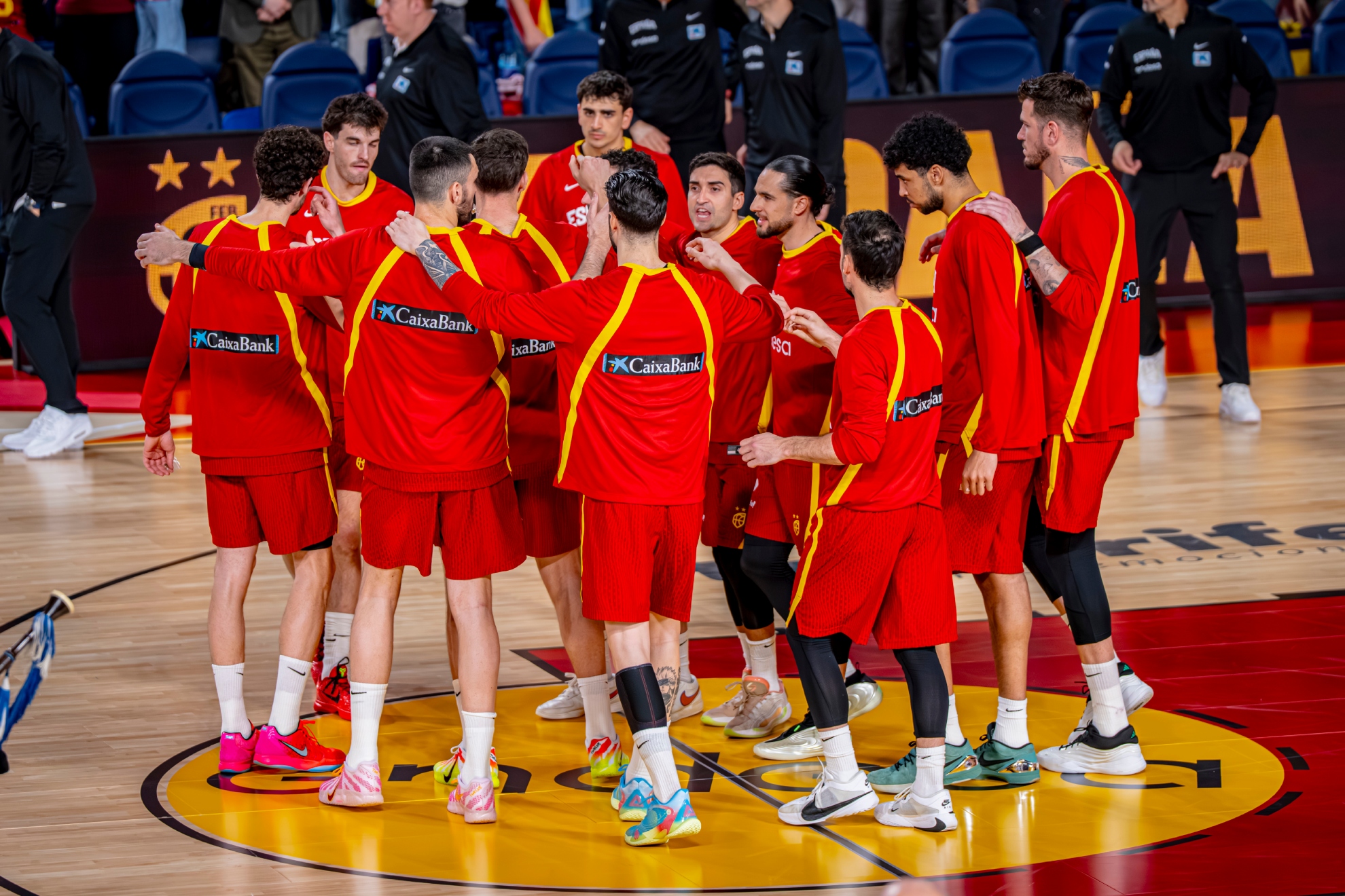 La selección española forma una piña en el partido de noviembre en Oviedo. Alberto Nevado/FEB