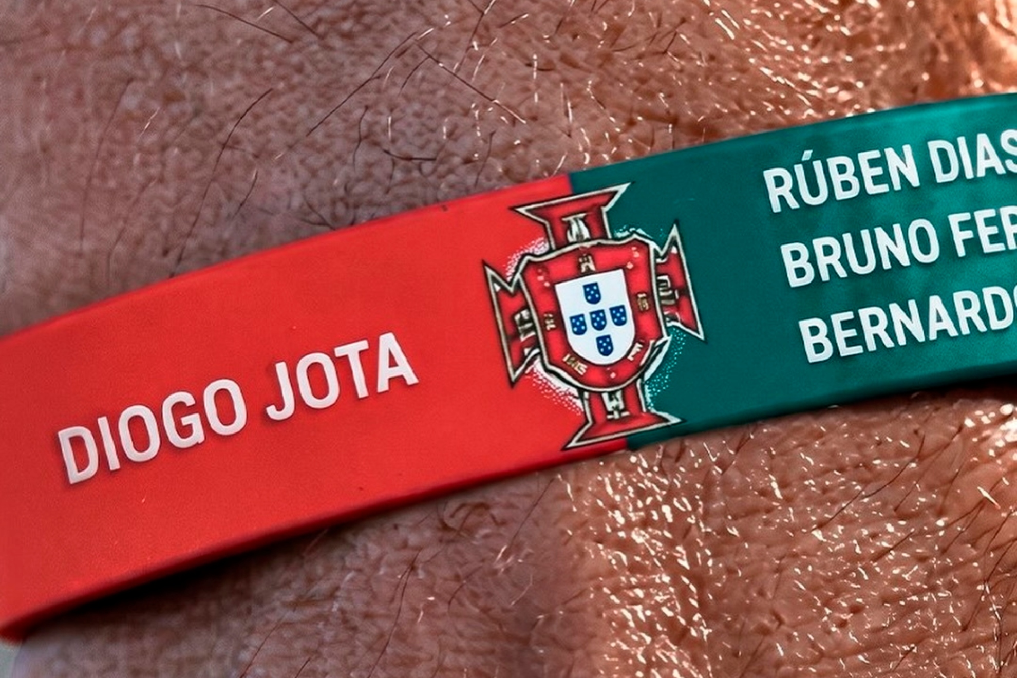 El brazalete que Portugal lleva en el Mundial para recordar a Diogo Jota.