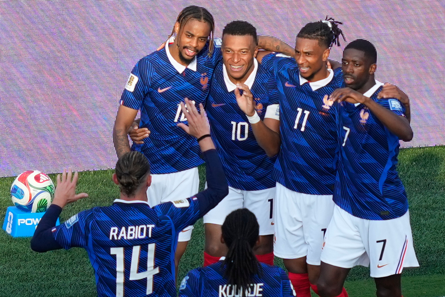 Los jugadores de Francia celebran tras marcar el 3-0 ante Suecia.&nbsp;