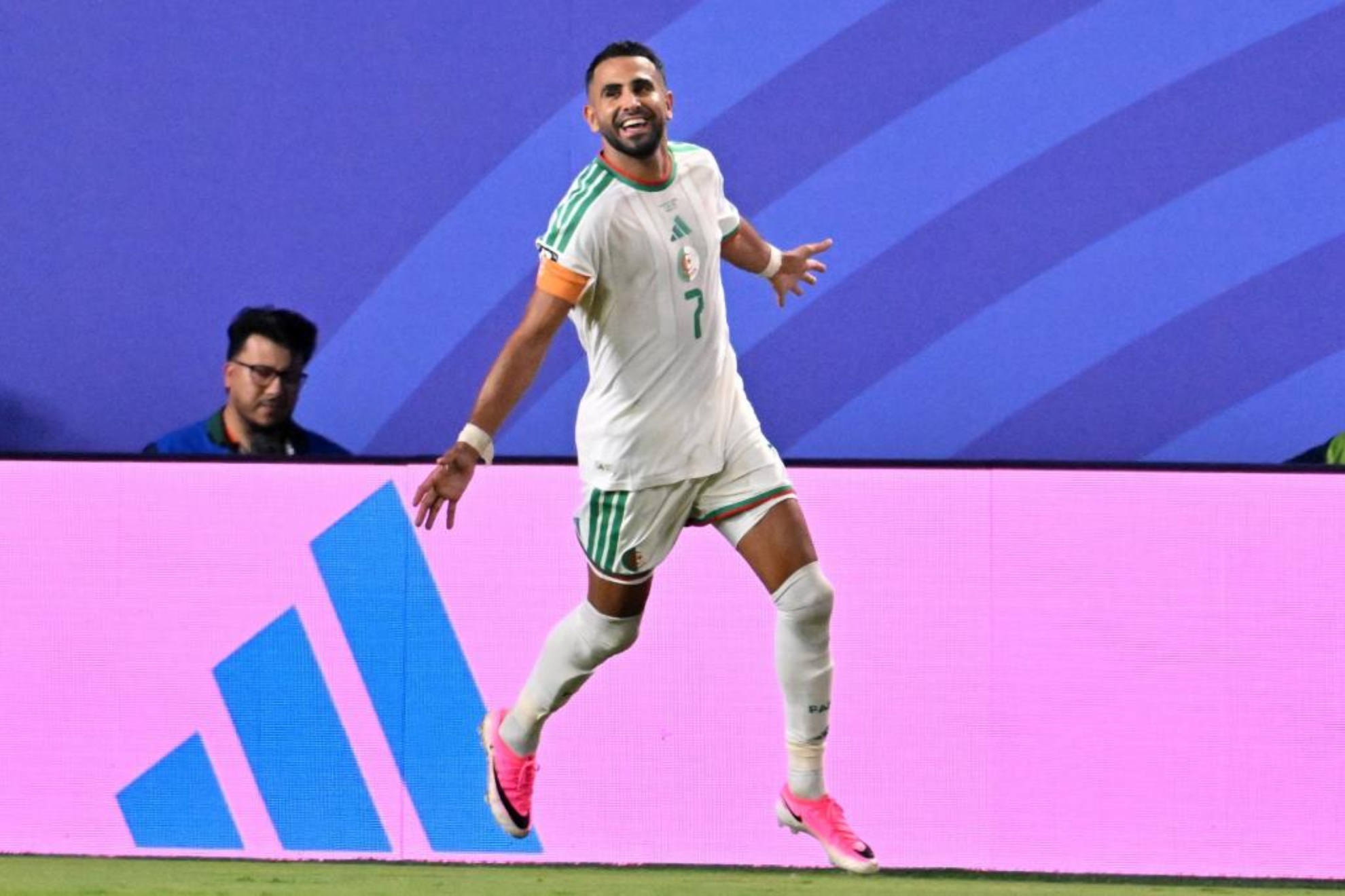 Riyad Mahrez celebra uno de sus dos goles ante Austria.