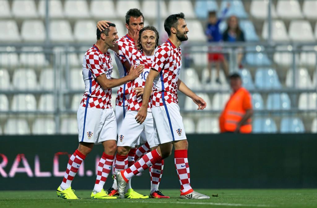 Srna celebra un gol junto a Modric.