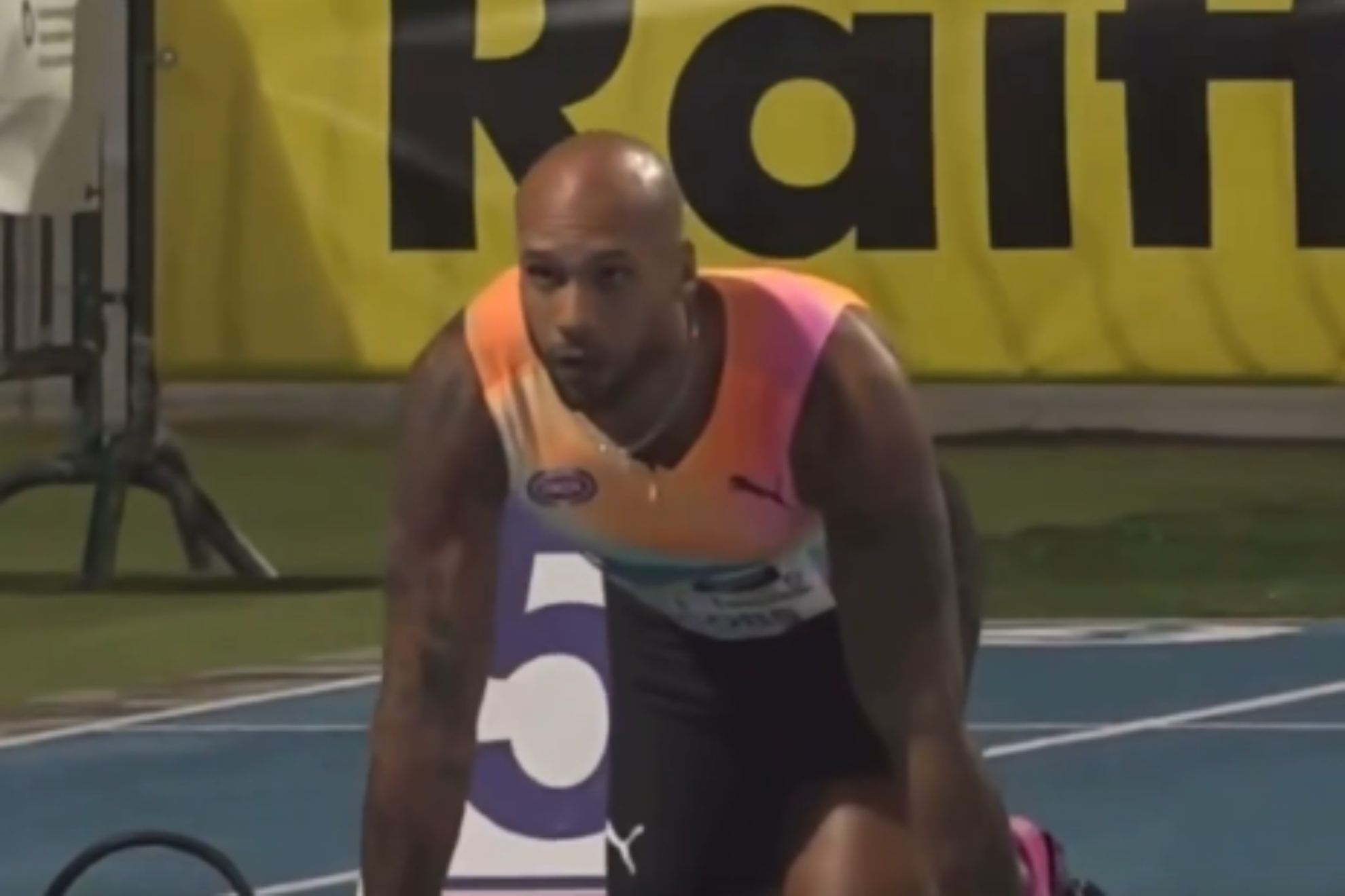 Marcell Jacobs antes del inicio de la carrera.