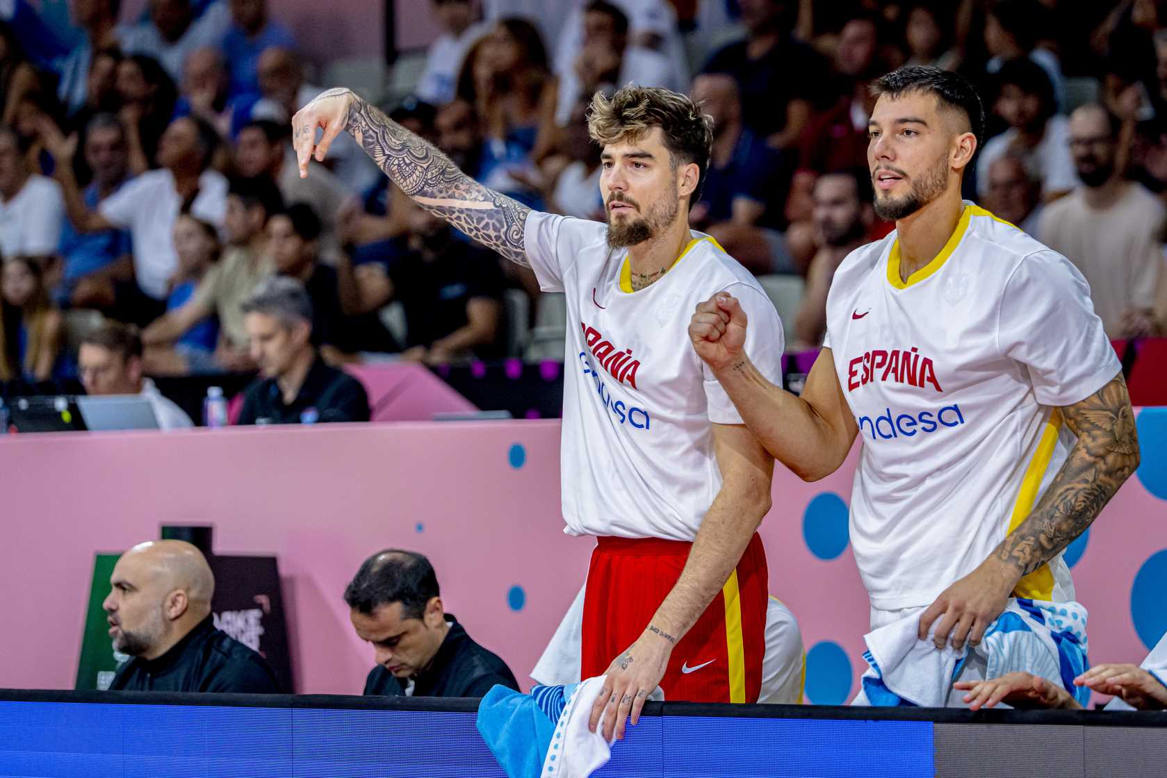 Juancho y Willy Hernangómez animan desde el banquillo en un partido de la selección.