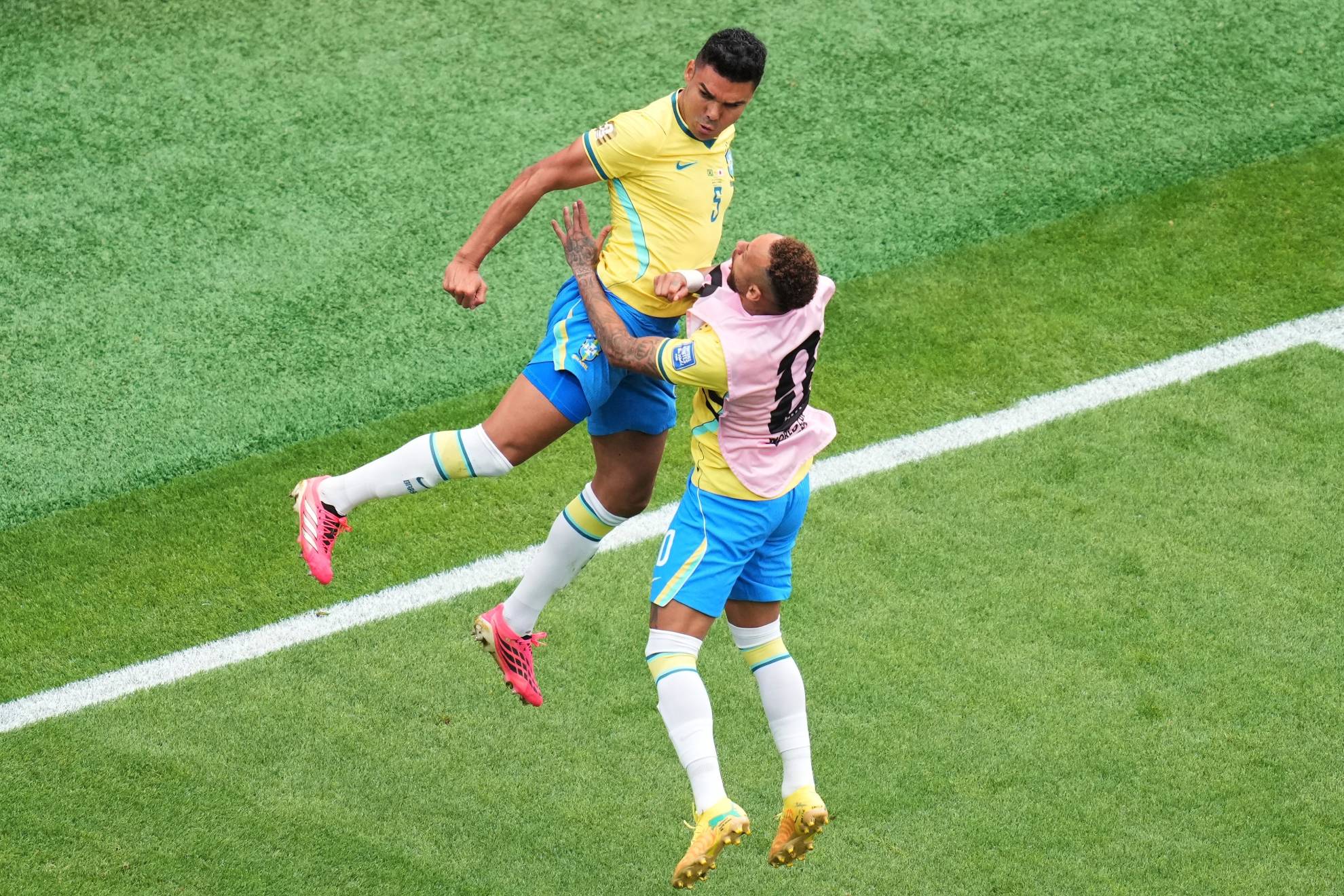 Casemiro celebra el gol del empate frente a Japón.
