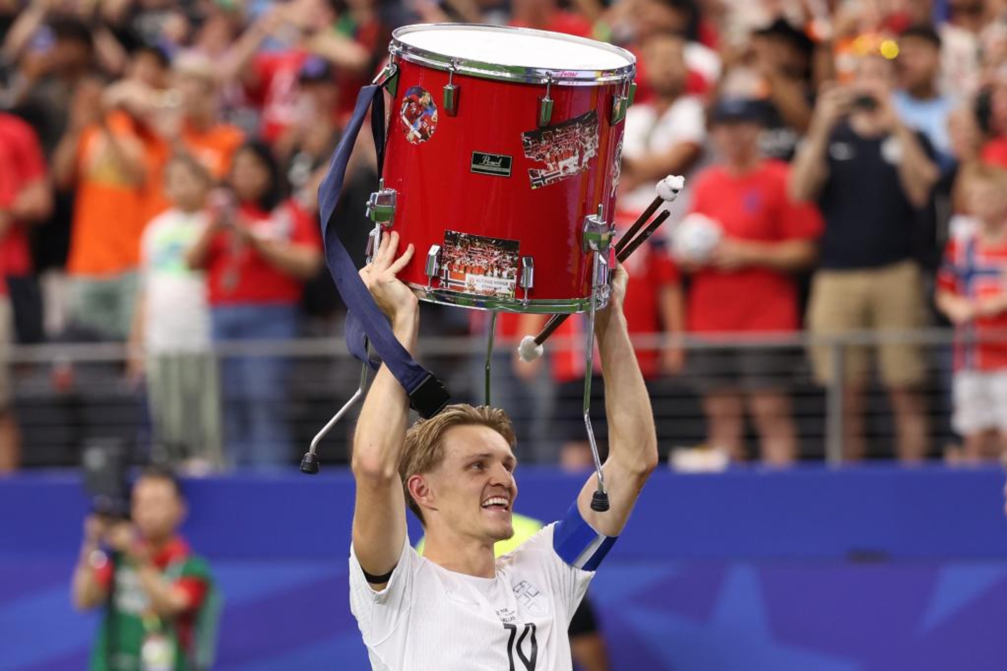 Martin Odegaard levanta al vuelo el tambor que Noruega toca tras cada partido.