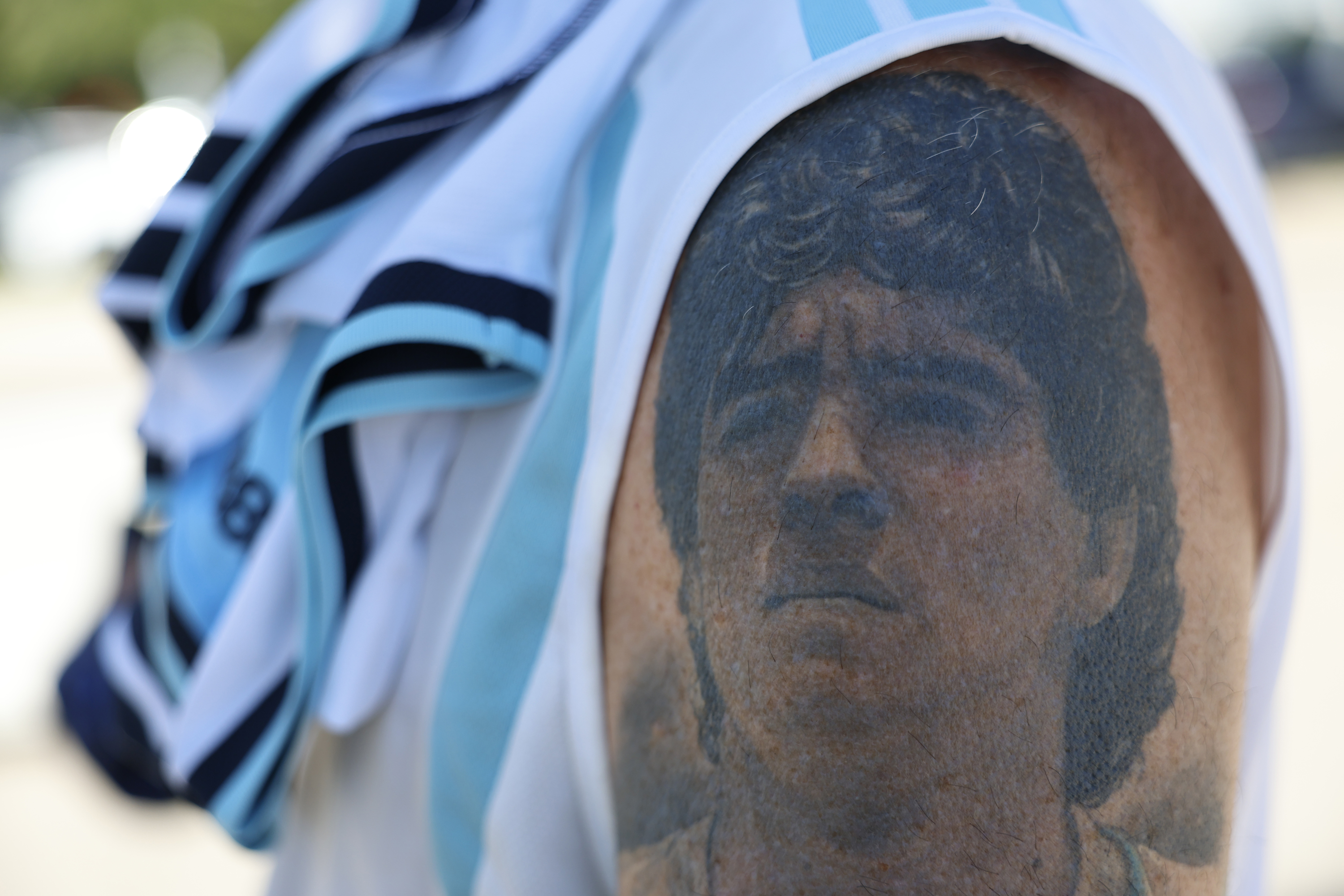 Un hincha de Argentina en el Mundial 2026 posa con un tatuaje de Diego Armando Maradona en su brazo.