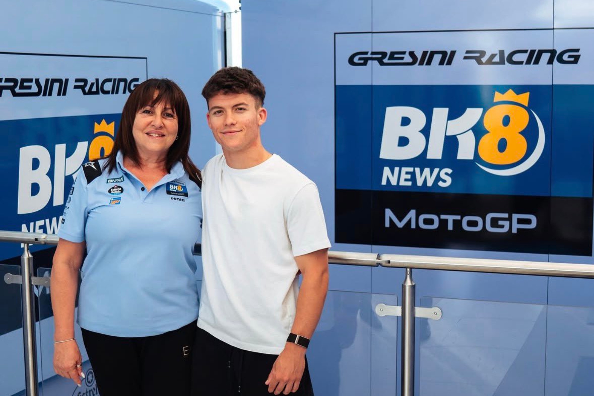 Holgado, con Nadia Padovani, jefa del Gresini. GRESINI RACING