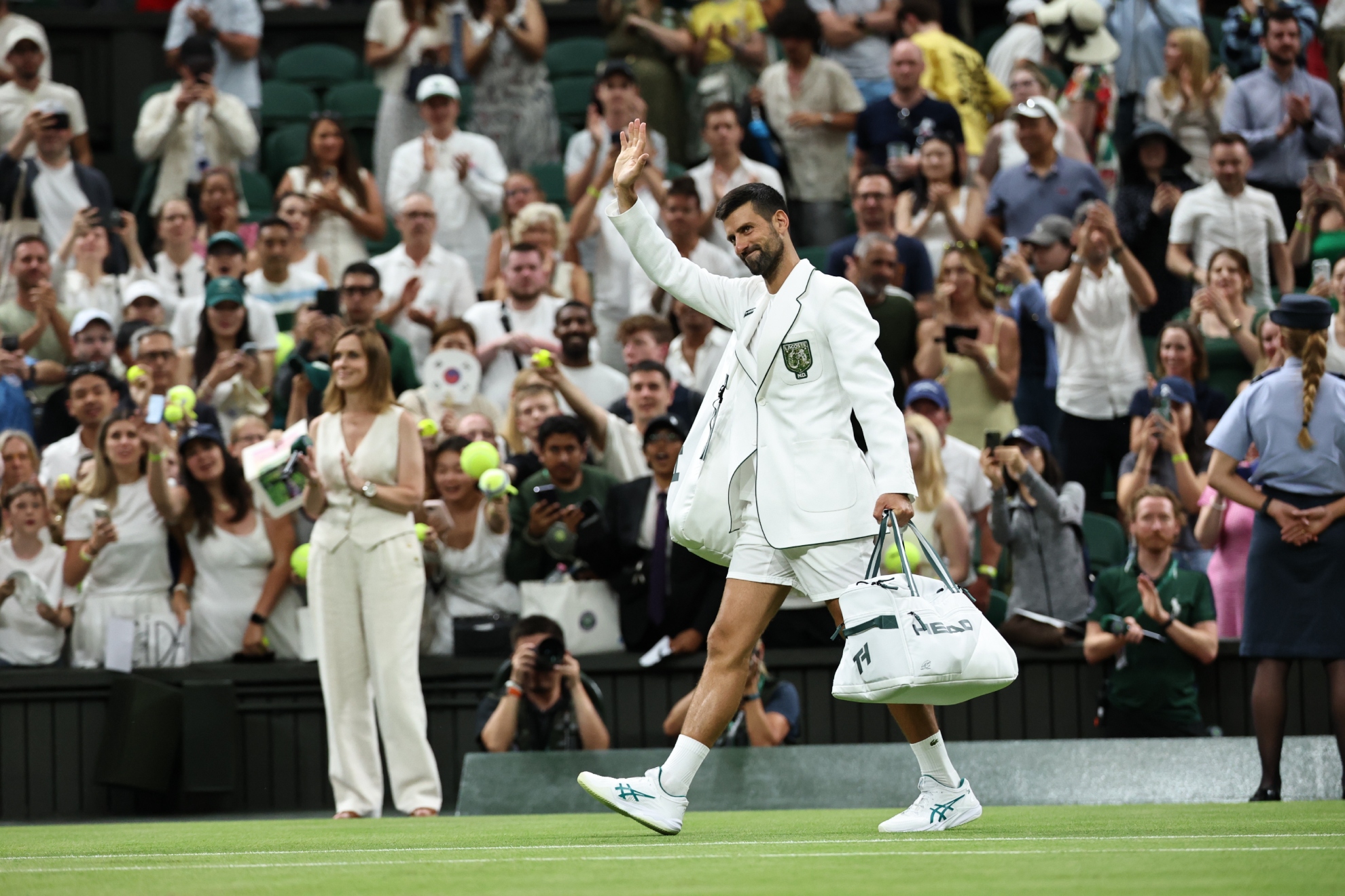 Djokovic se despide de la central tras su triunfo.