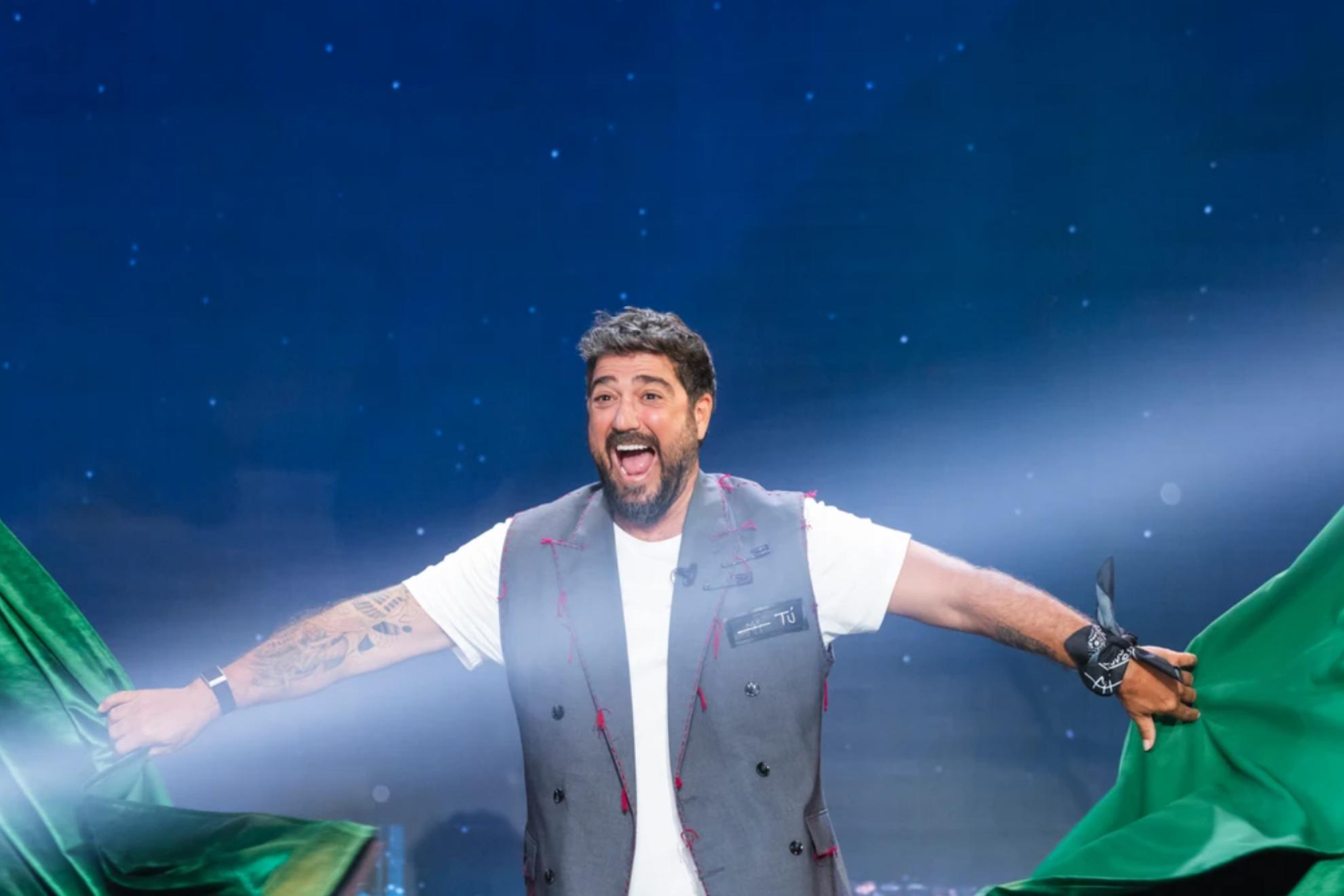 Antonio Orozco, entrando en el plató de 'Cara al Show'.