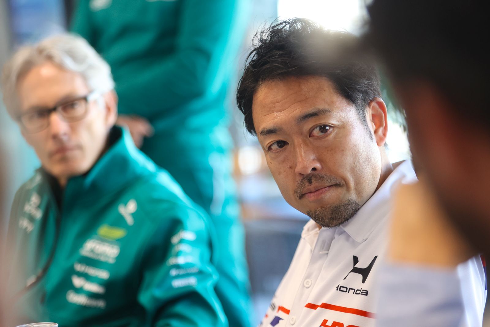 Shintaro Orihara y Mike Krack, al fondo, este jueves en Silverstone.
