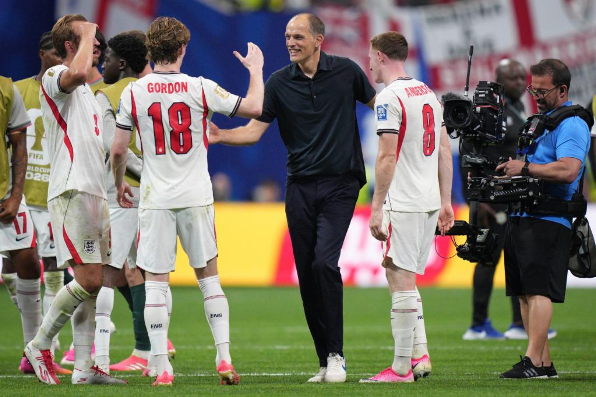 Thomas Tuchel felicita a Anthony Gordon, Harry Kane y Elliot Anderson tras la victoria ante RD Congo.
