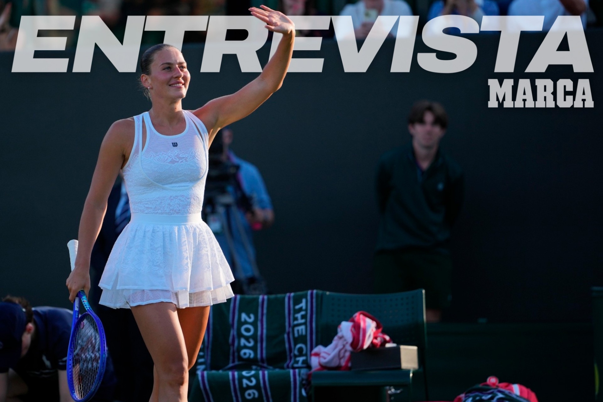 Kostyuk saluda a la grada de Wimbledon.