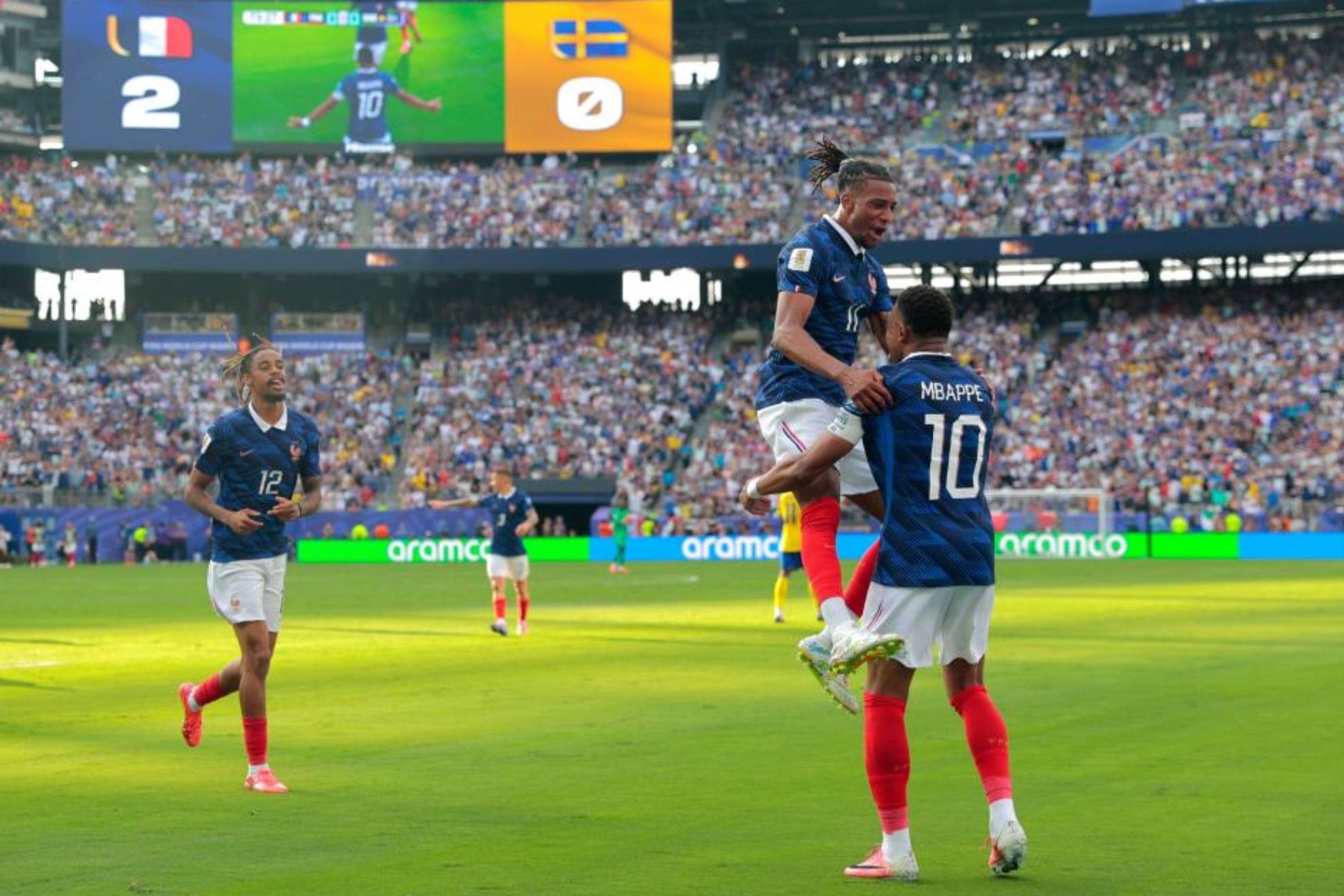 Olise celebra uno de los goles de Mbappé ante Suecia tras asistir al jugador del Madrid.